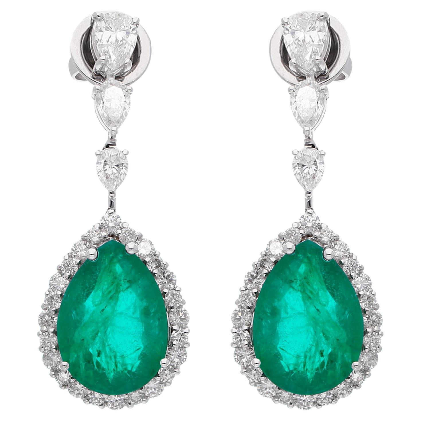Pendants d'oreilles en or blanc 18 carats avec émeraude poire de 7,98 carats et diamants de 2,21 carats