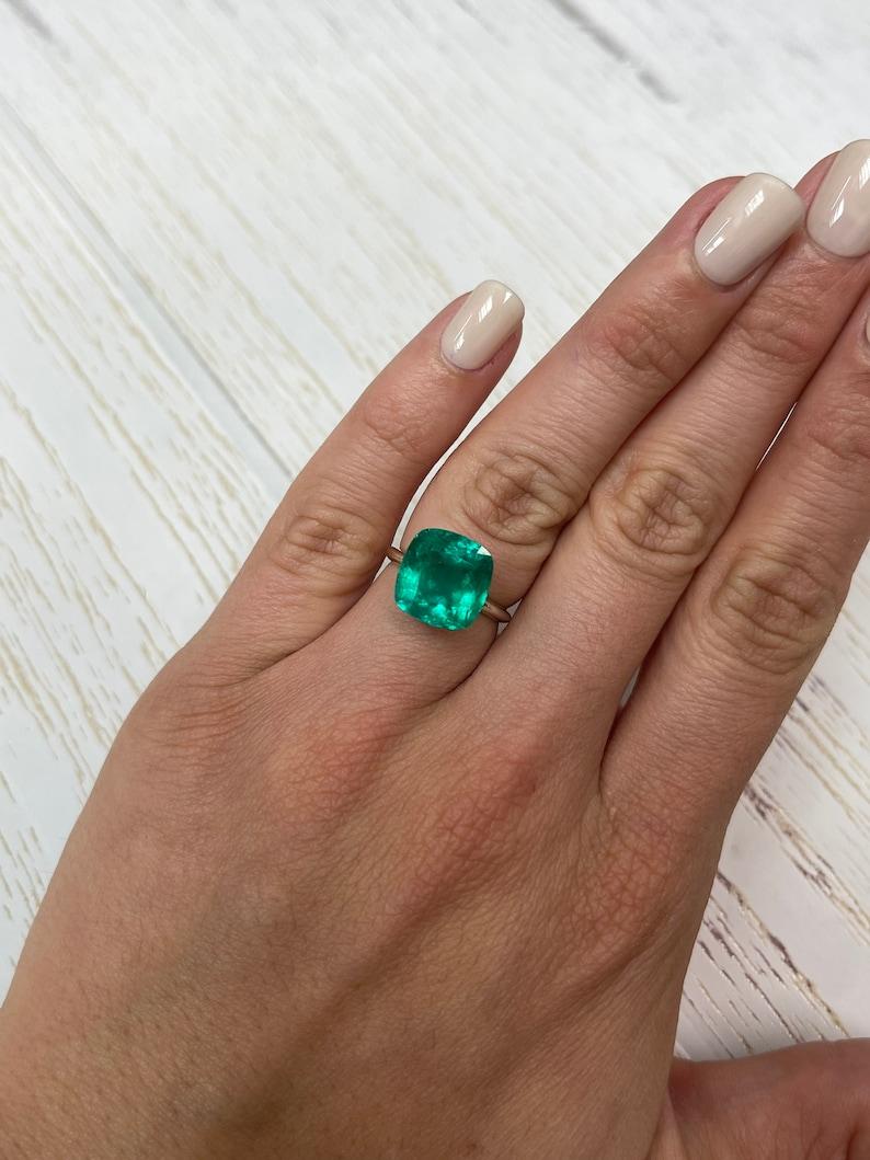 7.98 Carat Vivid Bluish Green Colombian Emerald - Rounded Cushion Cut (Émeraude colombienne vert vif - taille coussin arrondie) en vente 3