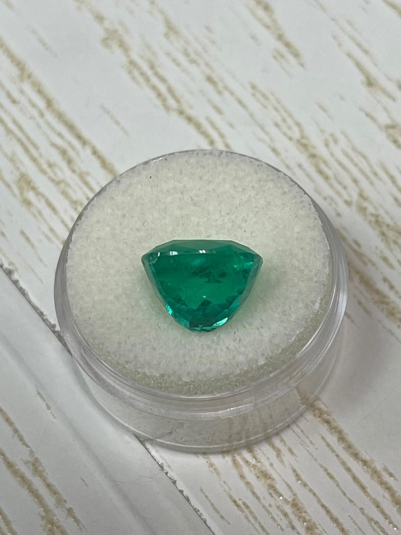 7.98 Carat Vivid Bluish Green Colombian Emerald - Rounded Cushion Cut (Émeraude colombienne vert vif - taille coussin arrondie) en vente 2