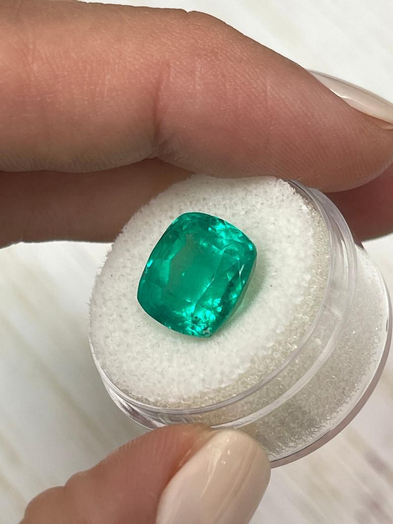 7.98 Carat Vivid Bluish Green Colombian Emerald - Rounded Cushion Cut (Émeraude colombienne vert vif - taille coussin arrondie) en vente 1