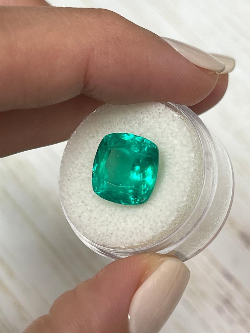 7.98 Carat Vivid Bluish Green Colombian Emerald - Rounded Cushion Cut (Émeraude colombienne vert vif - taille coussin arrondie) Pour femmes en vente