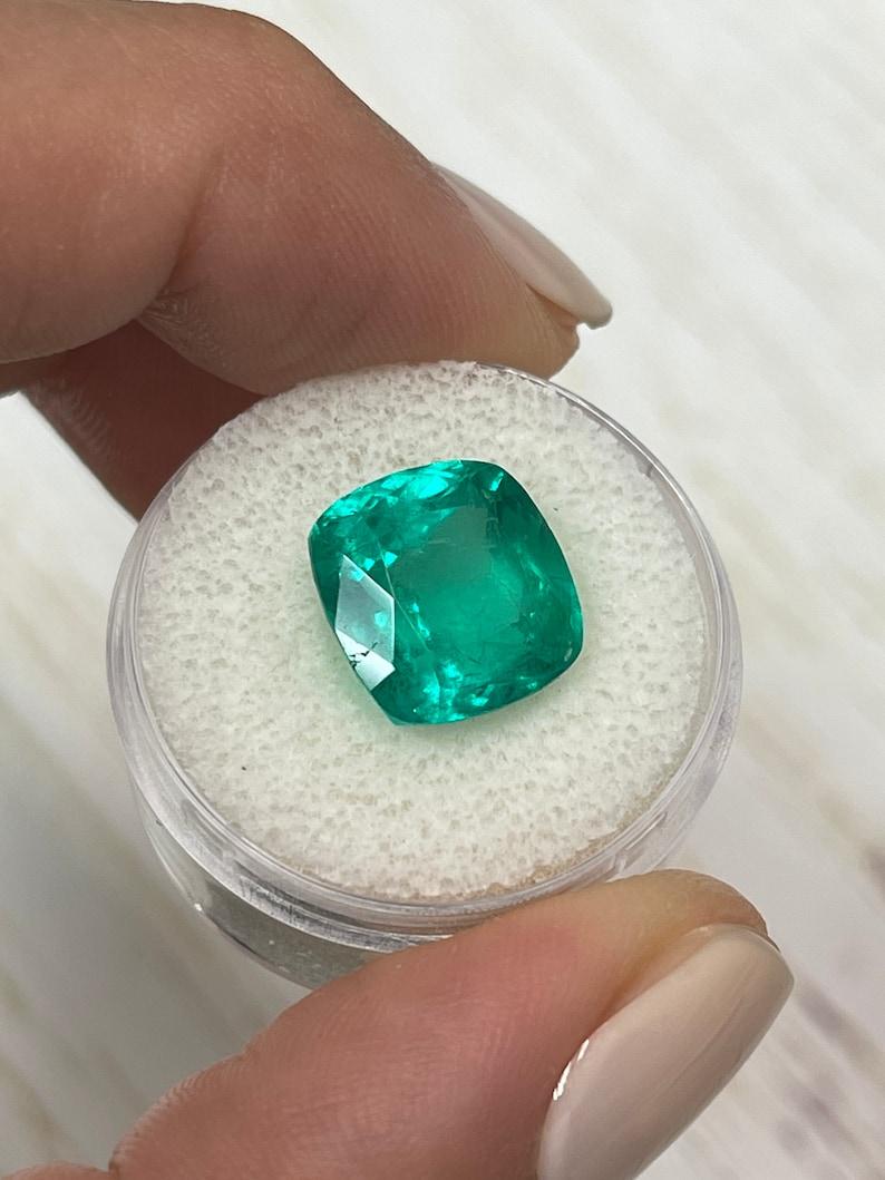 7.98 Carat Vivid Bluish Green Colombian Emerald - Rounded Cushion Cut (Émeraude colombienne vert vif - taille coussin arrondie) Neuf - En vente à Jupiter, FL
