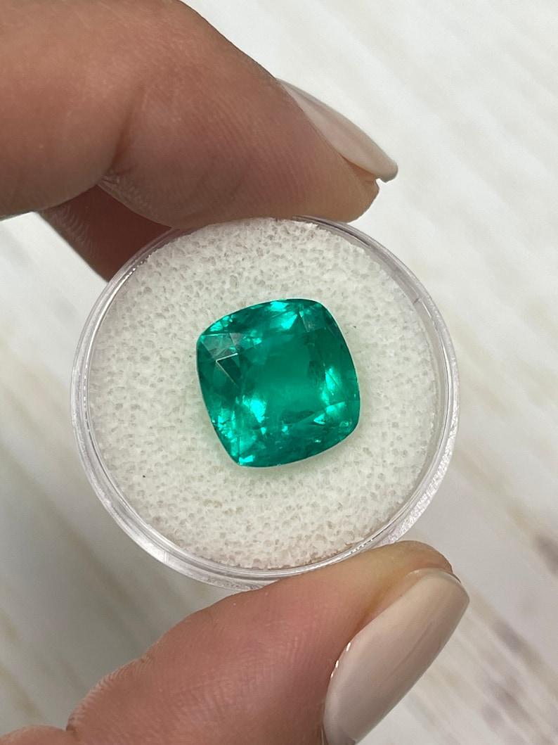 Taille coussin 7.98 Carat Vivid Bluish Green Colombian Emerald - Rounded Cushion Cut (Émeraude colombienne vert vif - taille coussin arrondie) en vente