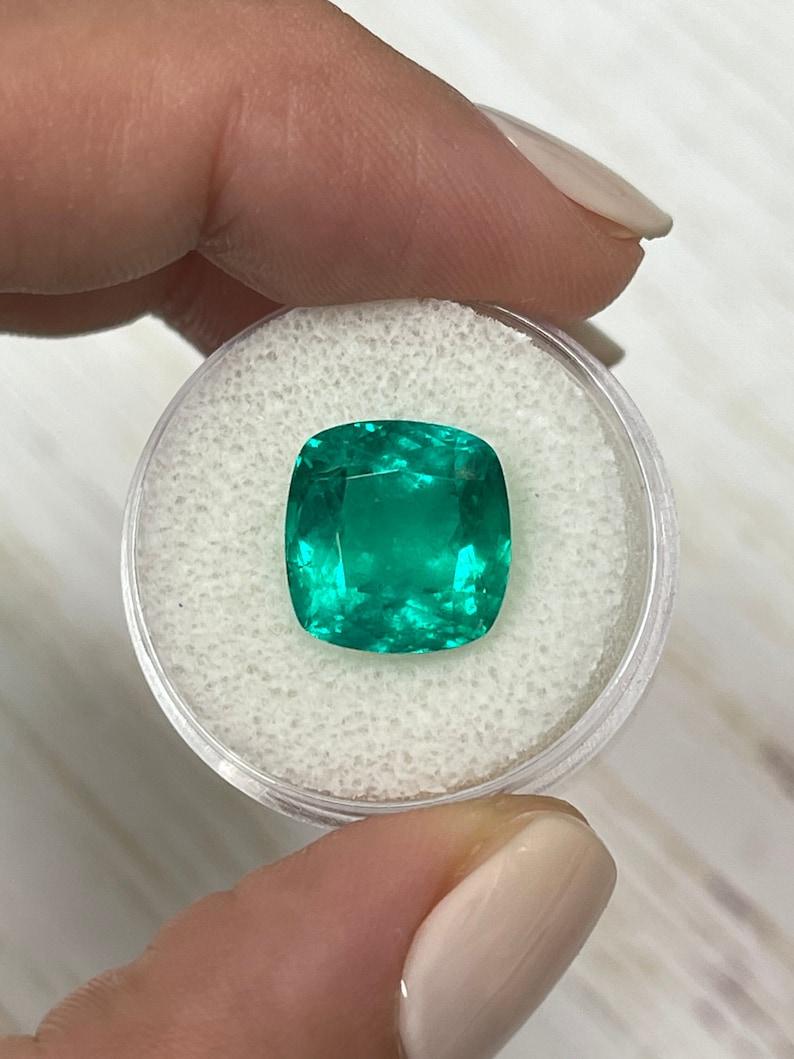 Moderne 7.98 Carat Vivid Bluish Green Colombian Emerald - Rounded Cushion Cut (Émeraude colombienne vert vif - taille coussin arrondie) en vente