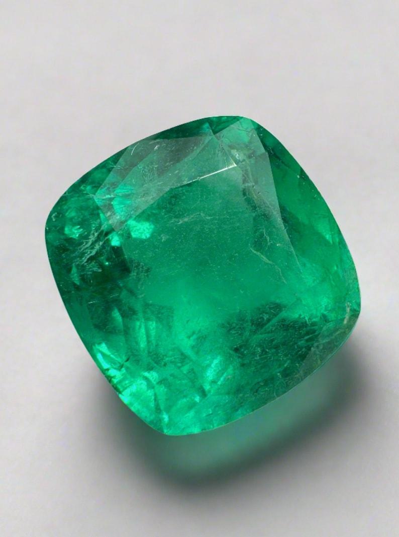 Pierre : Émeraude
Poids : 7,98 carats
Forme : Coupe coussin
Clarté : Transparent
Lustre : Très bon
Couleur : vert bleuté
Dimensions : 12 mm x 11,60 mm x 8,7 mm
Origine géographique : Colombie
Traitement : Naturel, huilé

Commentaires : En raison de