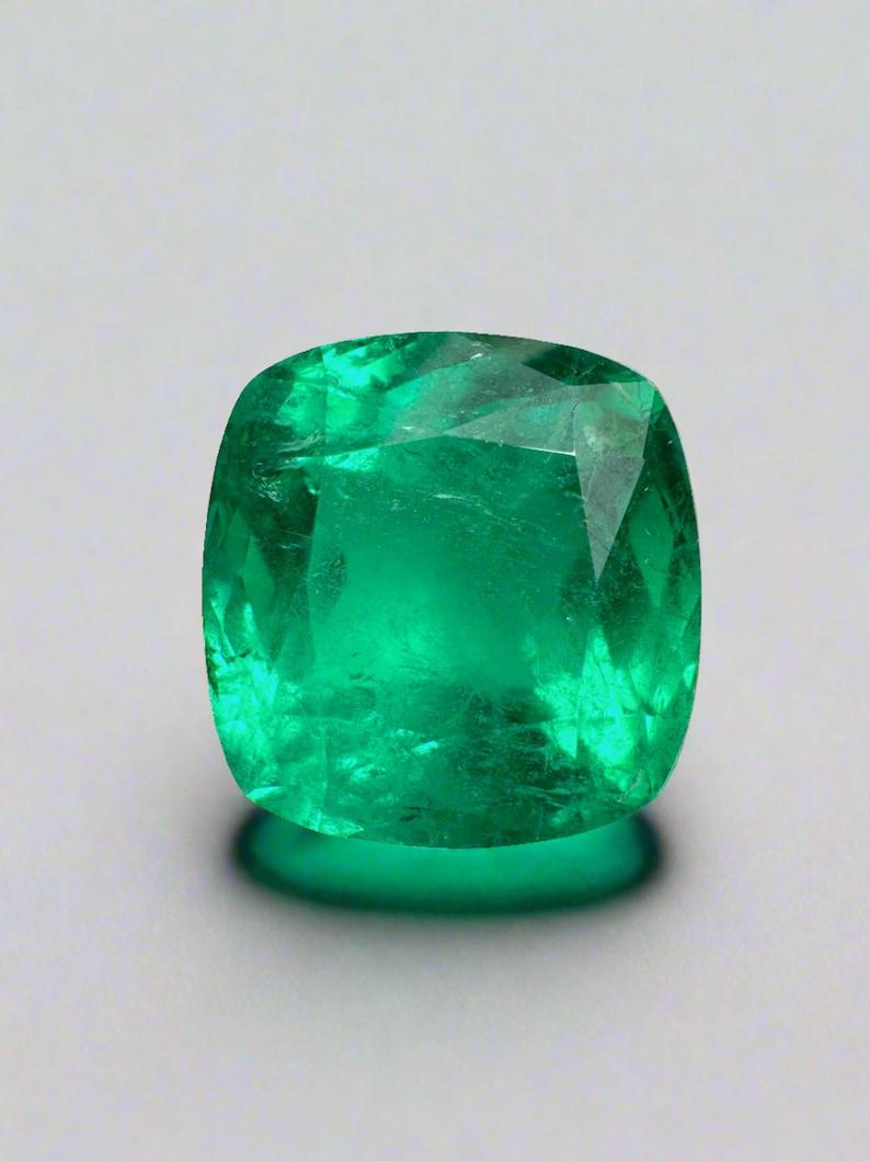 7.98 Carat Vivid Bluish Green Colombian Emerald - Rounded Cushion Cut (Émeraude colombienne vert vif - taille coussin arrondie) en vente