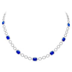 Collar de zafiro talla cojín y diamante redondo de 11.10 quilates totales en oro blanco