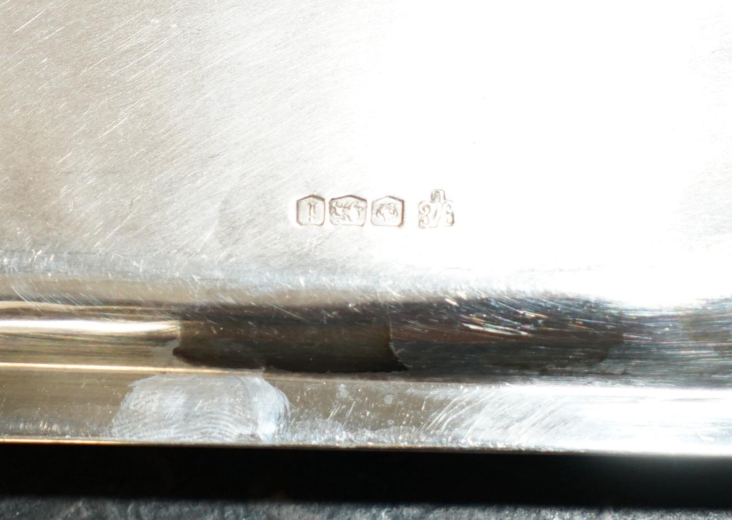 Casa Reale Antiquariato

The House of Antiques è lieta di offrire in vendita questo delizioso vassoio da portata in argento massiccio del 1926 di Hawksworth, Eyre & Co. Ltd. 798 grammi.

Un vassoio da portata ben fatto e decorativo, davvero molto