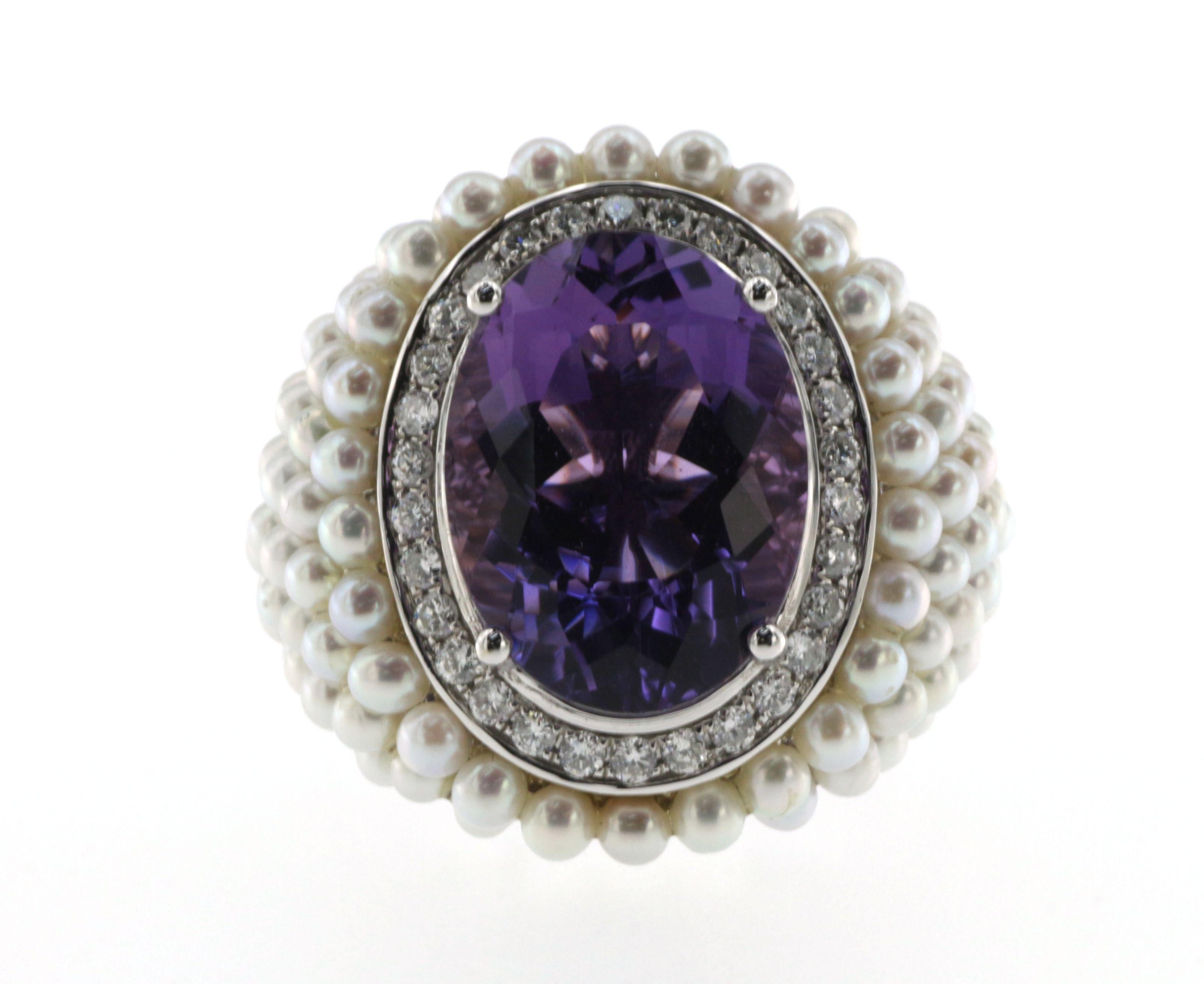Wir präsentieren unseren Vintage 7,98 Karat Amethyst-Diamant-Perlen-Cocktailring mit 14 Karat Weißgold, ein atemberaubendes und bezauberndes Schmuckstück, das die Schönheit von Amethysten, Diamanten und Perlen in einem Vintage-inspirierten Design