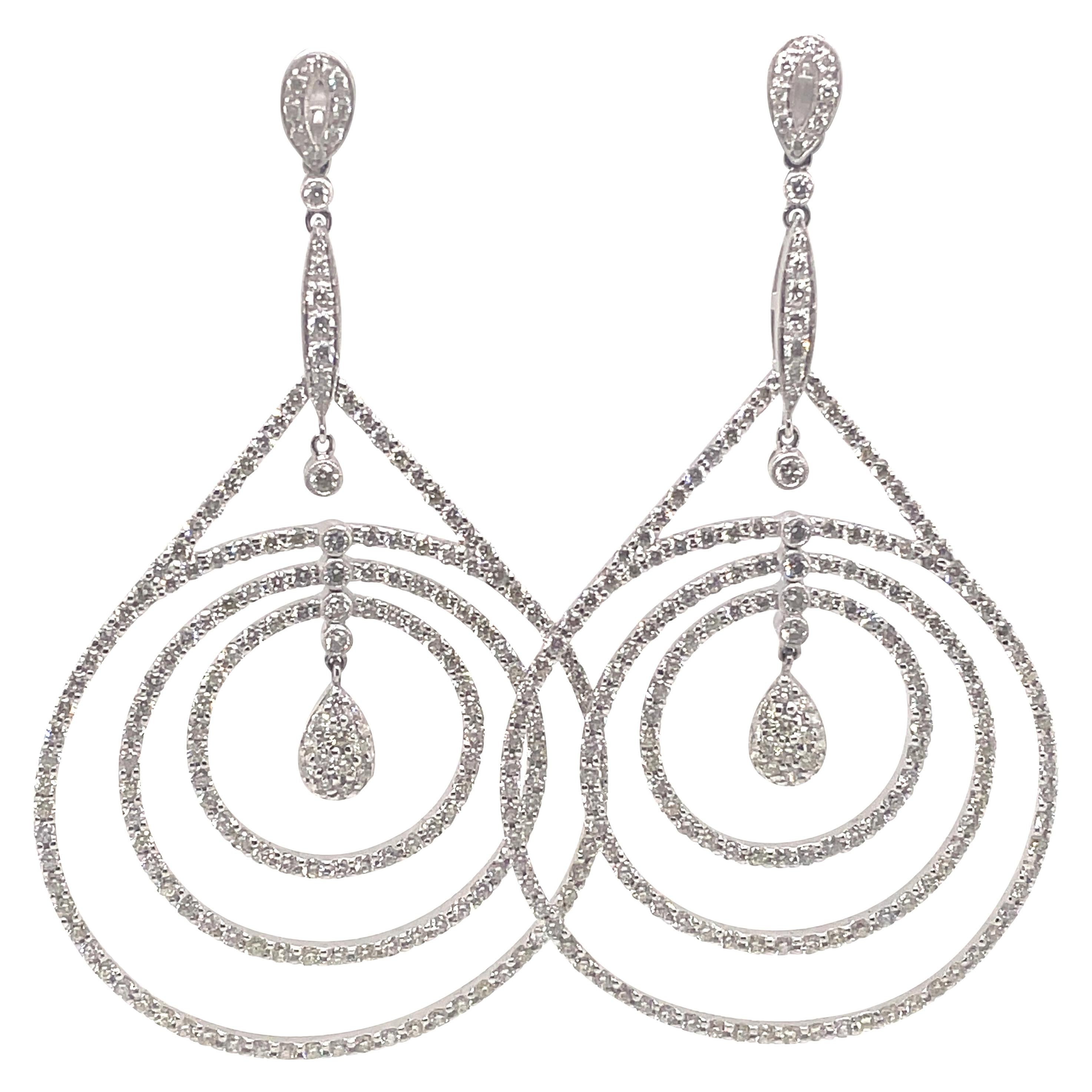 Boucles d'oreilles chandelier en or blanc 18 carats avec diamants ronds de 7,98 carats