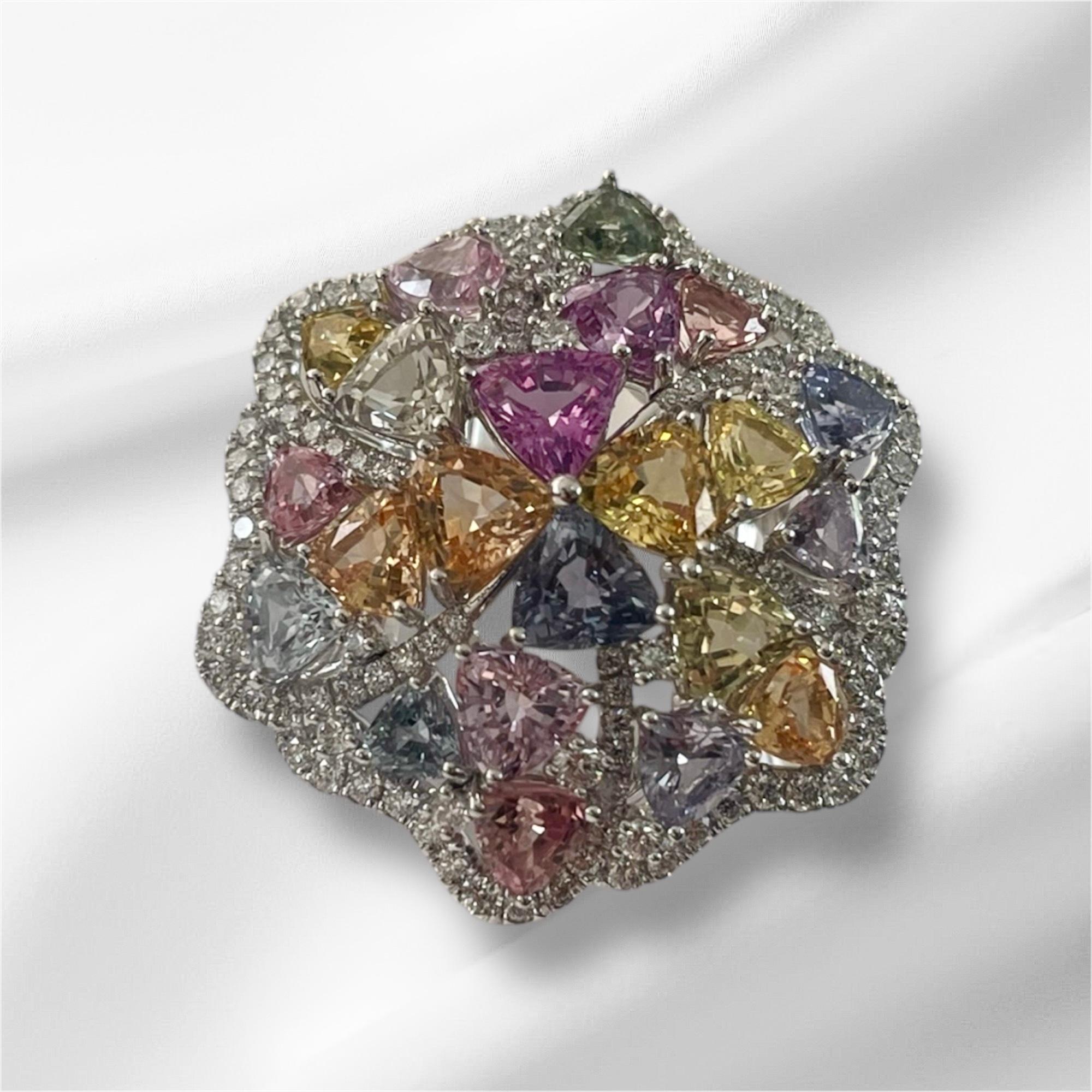 Questo vibrante anello di diamanti a grappolo con più zaffiri da 7,99 carati è un'incredibile celebrazione del colore e della gioia. Disegnato a forma di fiore delicato, simboleggia l'amore, la felicità e la bellezza dei momenti più belli della