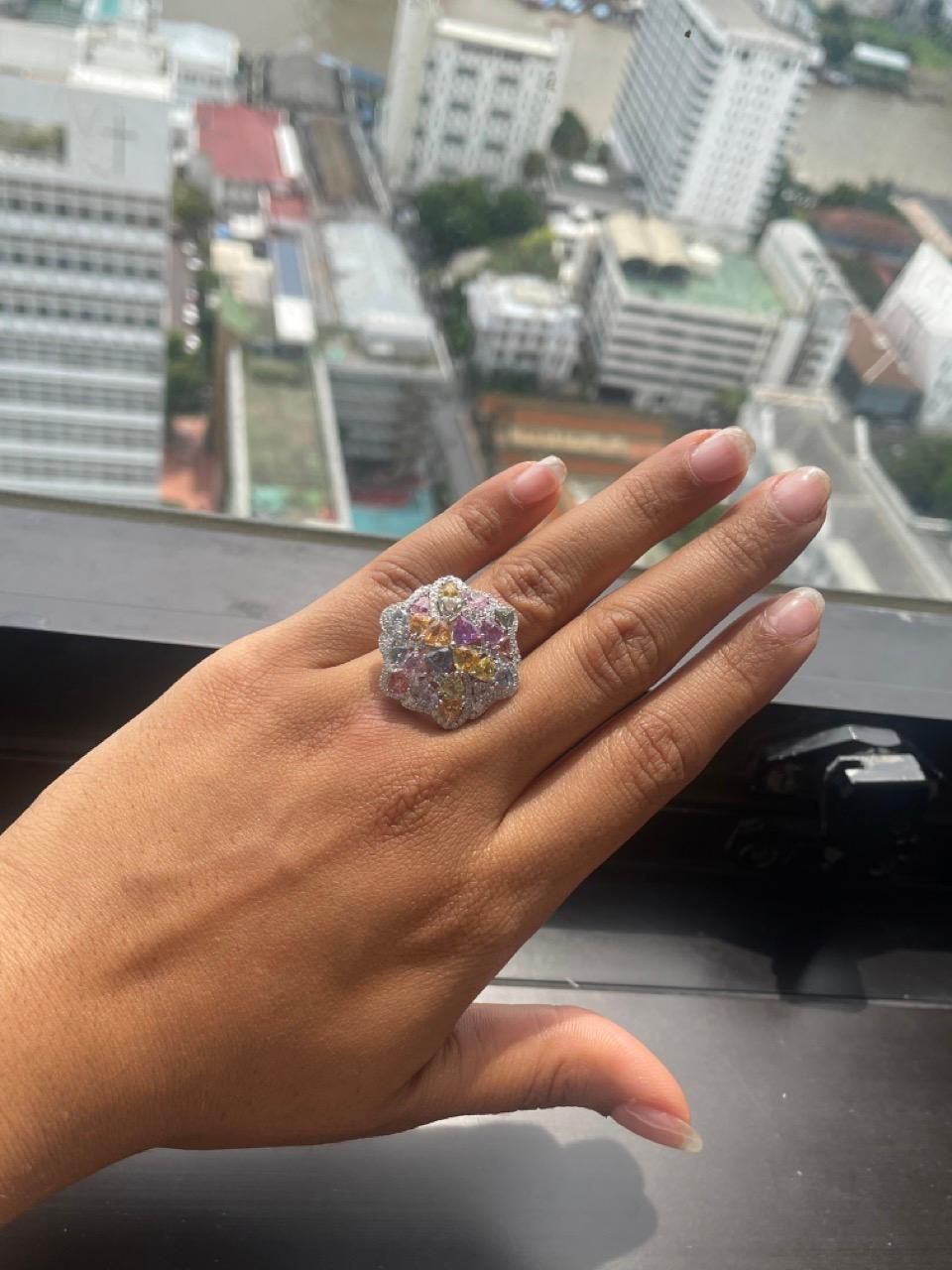 Anello a grappolo con diamanti multisafari da 7,99 carati In condizioni Nuovo in vendita a Hong Kong, HK