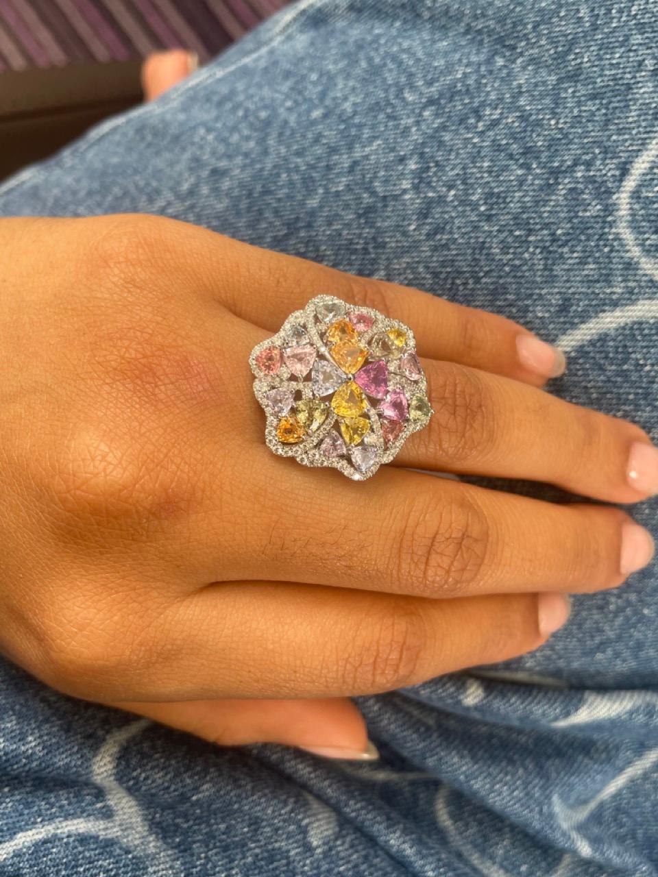 Anello a grappolo con diamanti multisafari da 7,99 carati in vendita 1