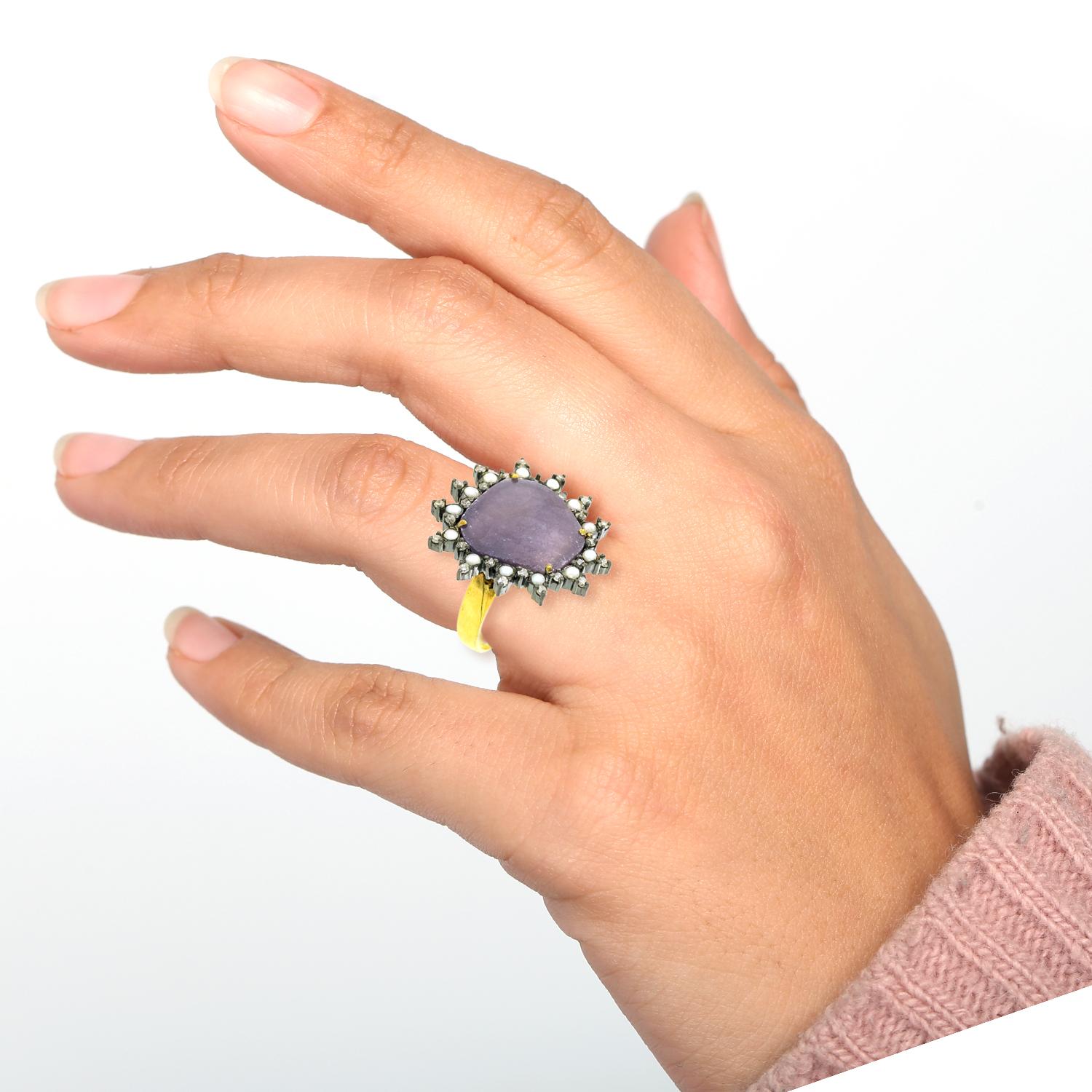 18k: 3,37g, D: 0,42ct
MULTI DI ZAFFIRO:7,9 carati,PERLA:0,76 carati
Dimensioni: 24X17 MM