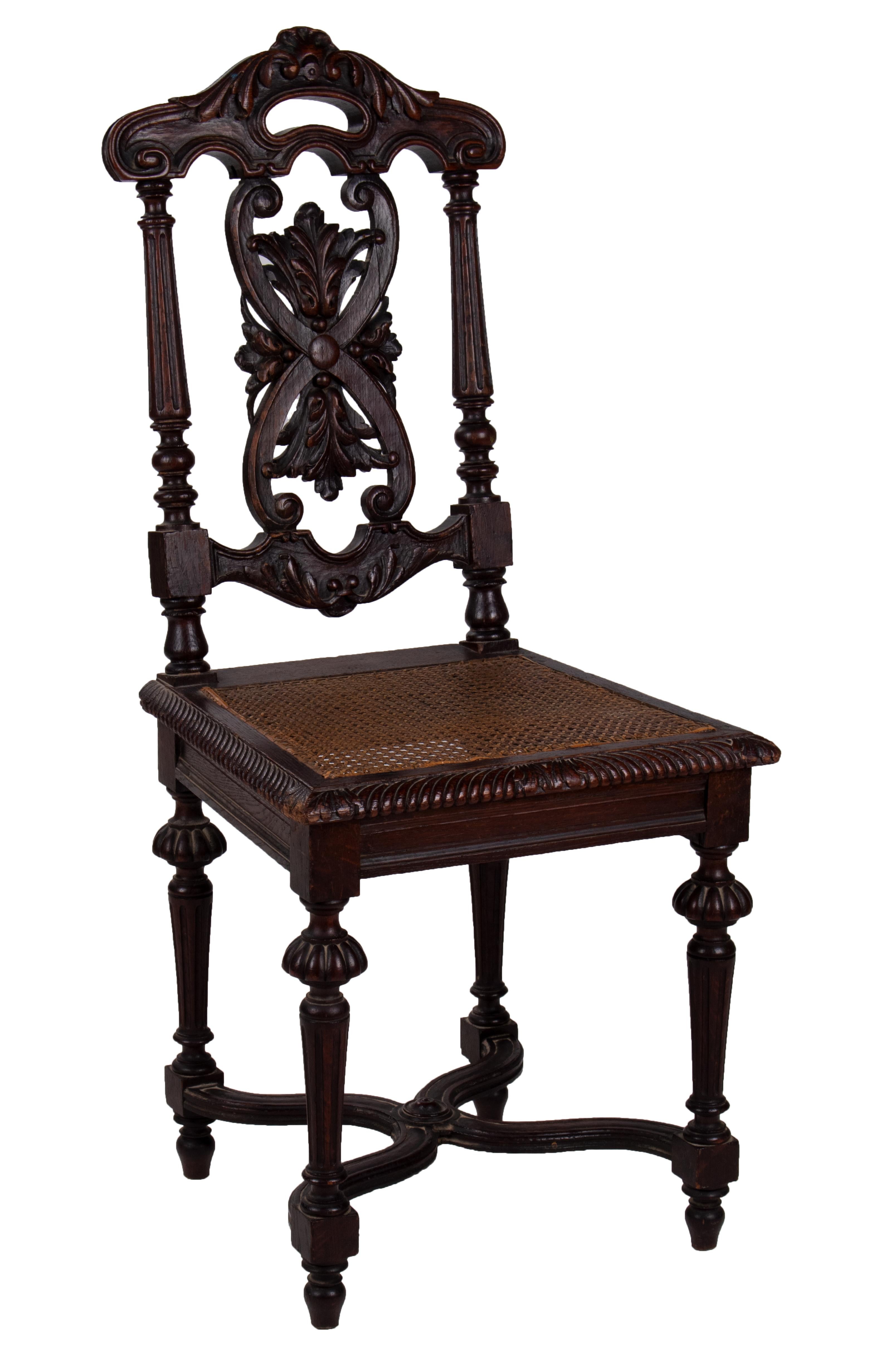ensemble espagnol du XIXe siècle, sculpté à la main, composé de quatre chaises et de deux fauteuils, avec des sièges en osier. 

Comme on peut l'apprécier sur la dernière photo, l'un des sièges de la chaise est endommagé.
   
   
