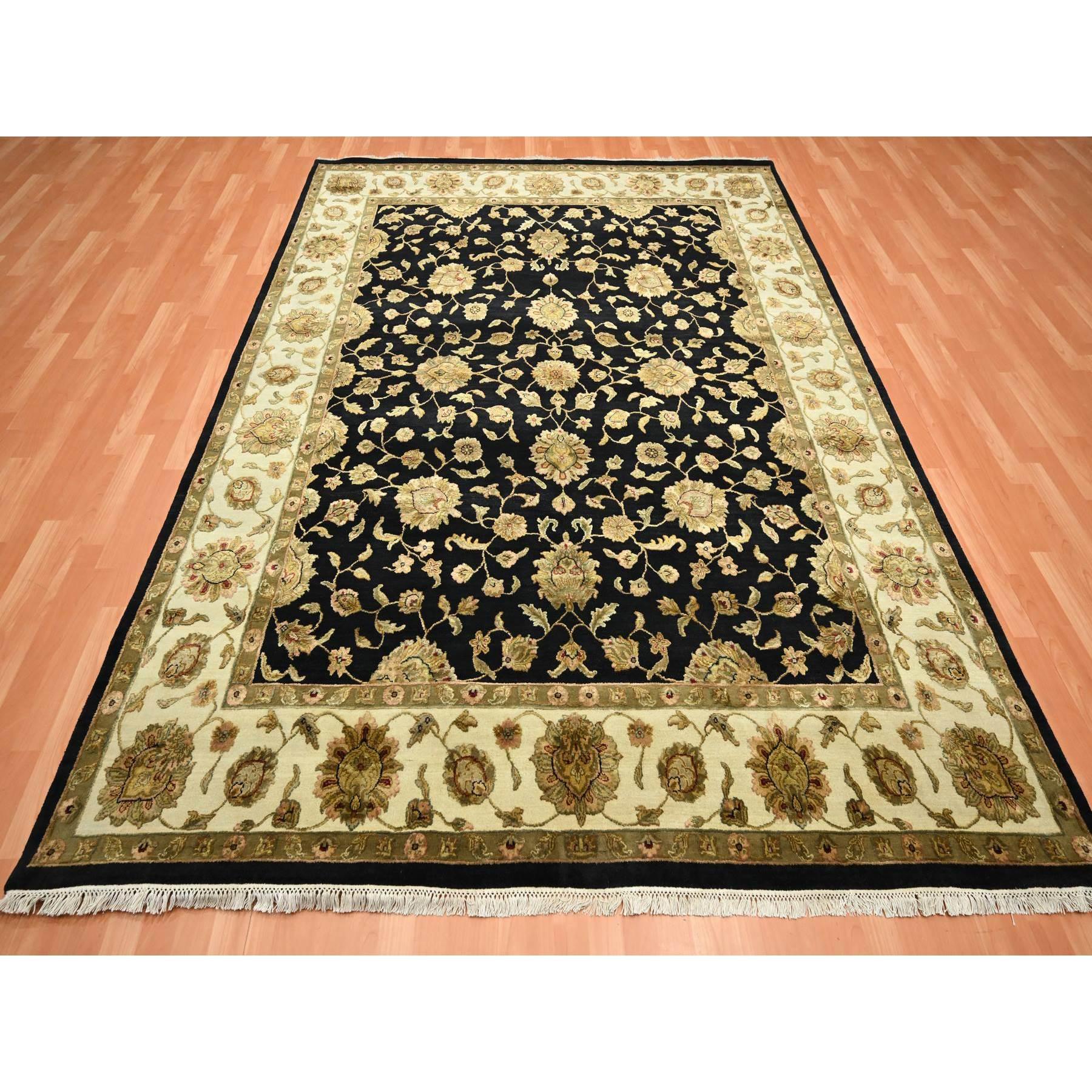 Kaviar Schwarz, Dicht gewebt, Dick und Plüsch, Wolle und Seide, Weicher Flor, Handgeknüpft, Rajasthan, All Over Design, Orientalisch, Teppich
Primäre MATERIALIEN: Wolle & Seide
Latex: Kein Flor 
Höhe: 0,25 Zoll
Stil: Traditionell
Grundfarbe: