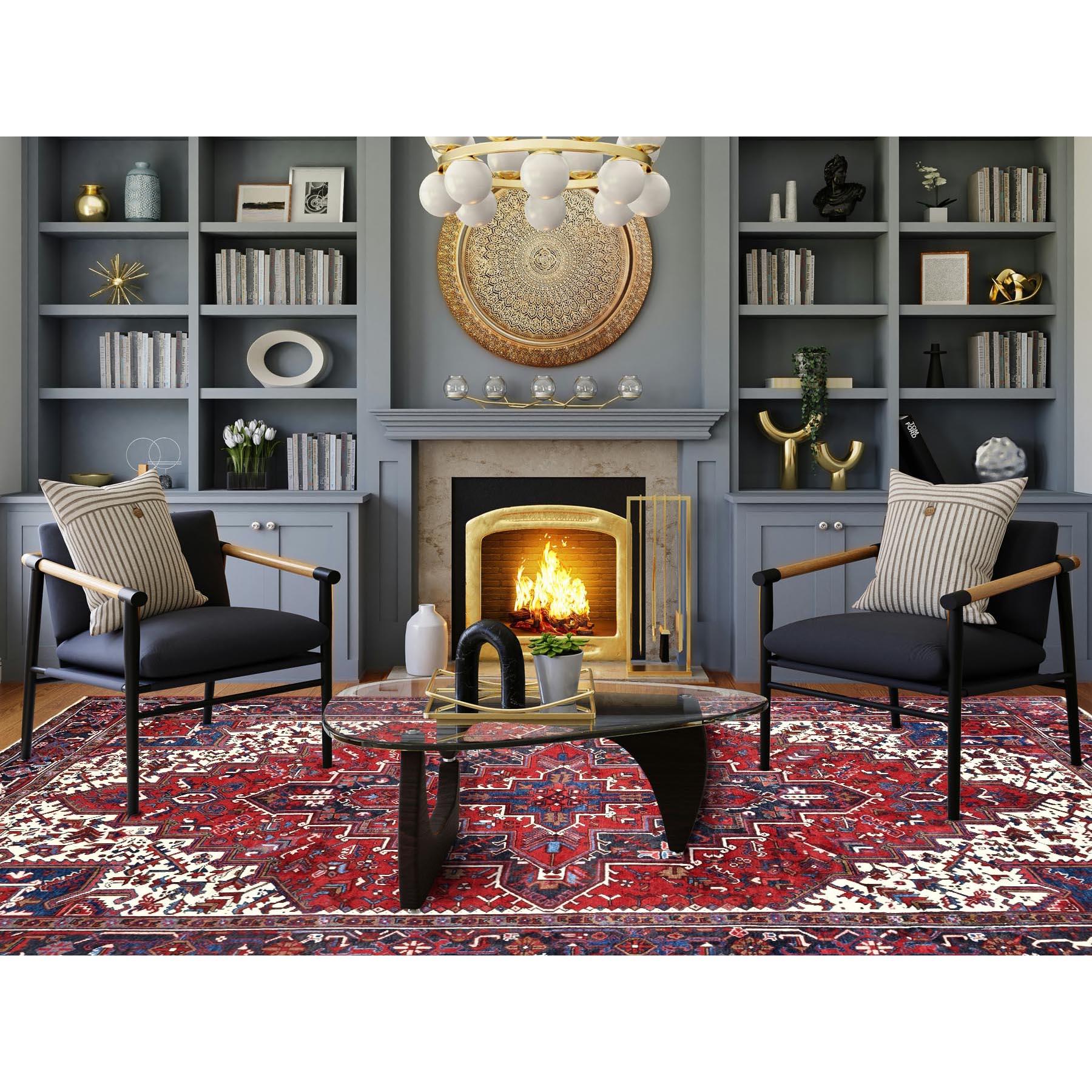 Scharlachrot, Vintage Perser Heriz mit geometrischem Medaillon-Design, 100% Wolle, handgeknüpft, gleichmäßig abgenutzt, niedrig rasiert, guter Zustand, sauber, Seiten und Enden professionell gesichert, Orientteppich
Primäre MATERIALIEN: Wolle
Latex: