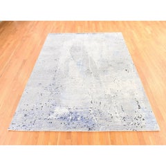 Alfombra tejida a mano de 7'9" x 10'3", con diseño abstracto en gris y tonos azules suaves, de lana y seda