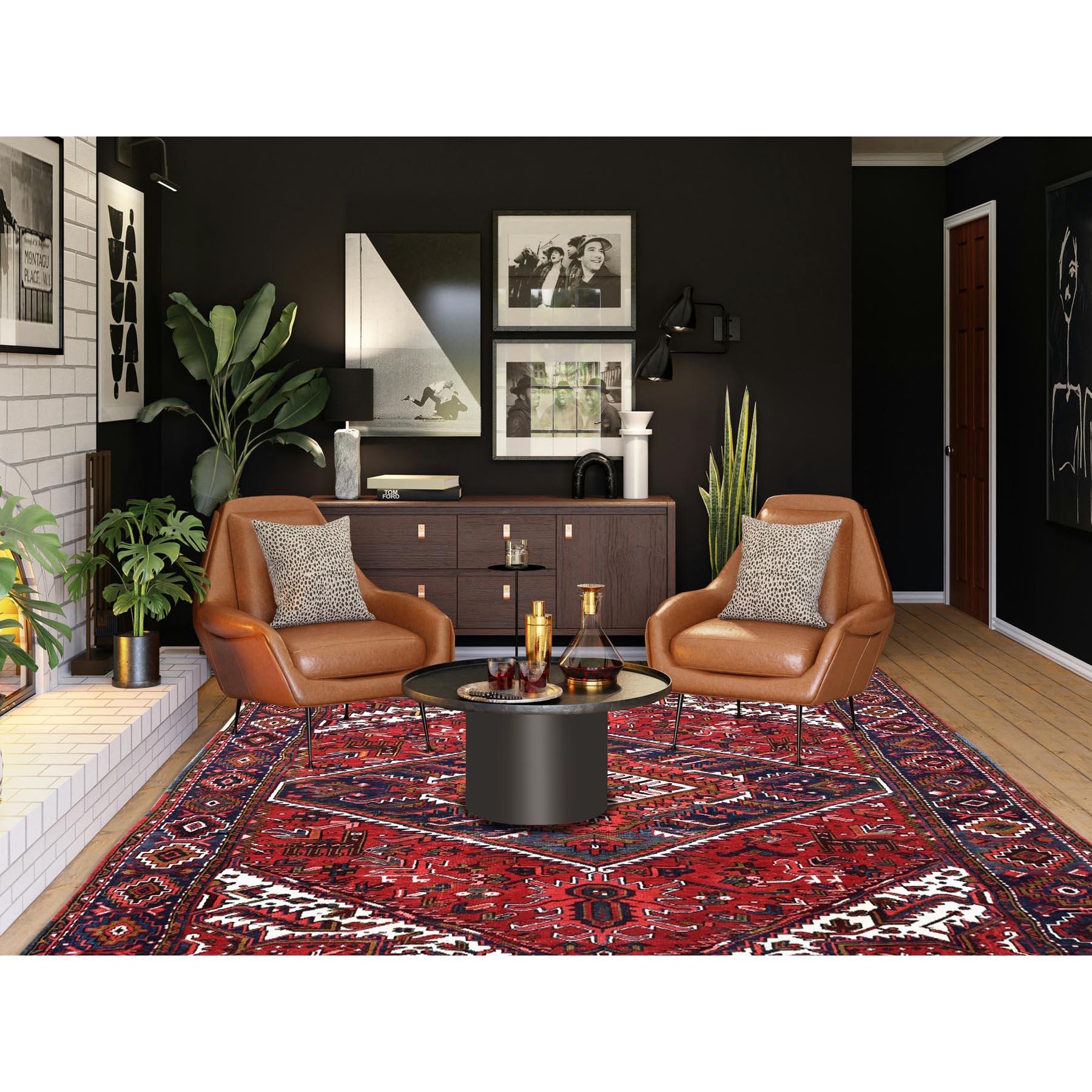 Ajax Rot, Vintage Perser Heriz mit geometrischem Medaillon-Design, Tierfiguren, 100% Wolle, handgeknüpft, rasiert, gleichmäßige Abnutzung, guter Zustand, Seiten und Enden professionell gesichert, Orientteppich 
Primäre MATERIALIEN: Wolle
Latex: Kein