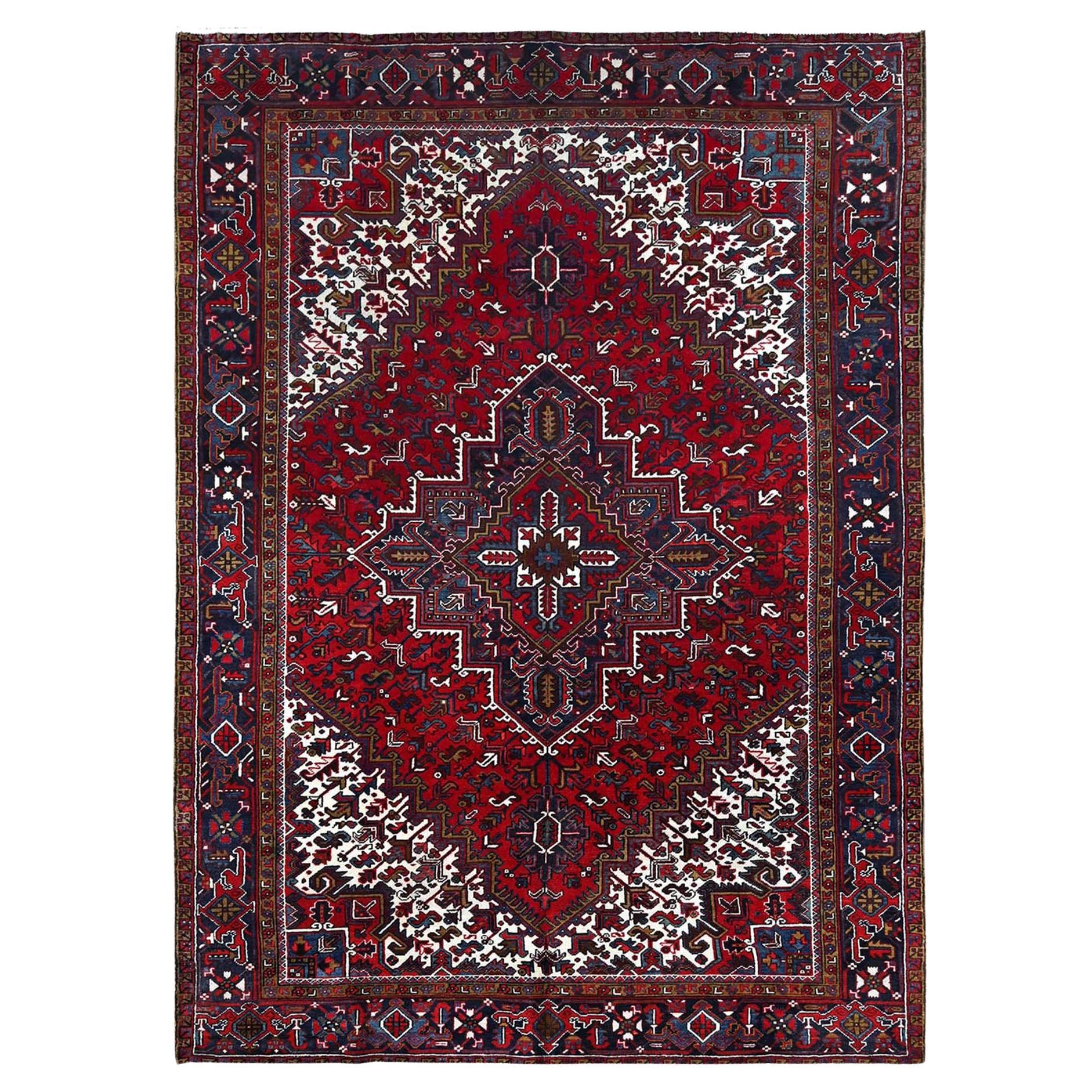7'9"x10'9" Rubinroter, geometrischer Medaillon-Teppich aus altem persischen Heriz, handgeknüpft im Angebot