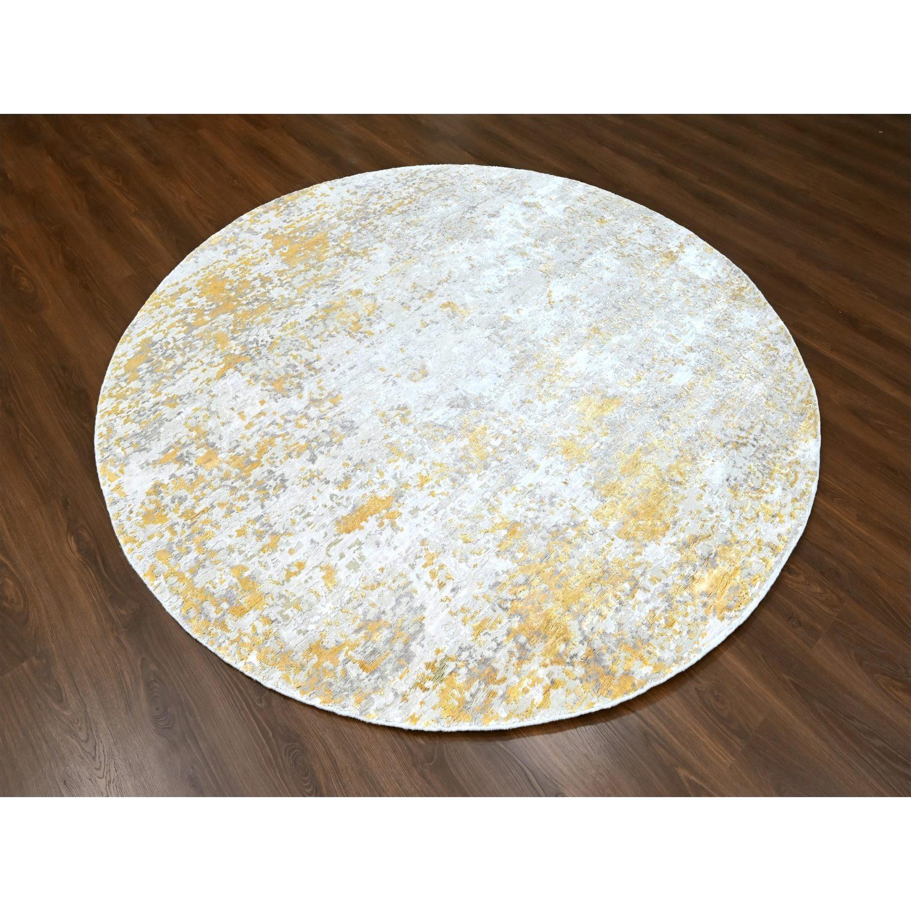 Beige mit Gold, Abstraktes Design, Wolle und Seide, Hochflor, Handgeknüpft, Rund, Orientteppich
Primäre MATERIALIEN: Wolle & Seide
Latex: Kein Flor 
Höhe: 0,25 Zoll
Stil: AM Contemporary
Grundfarbe: Beige
Sekundäre Farben: Gelb, Elfenbein
Muster: