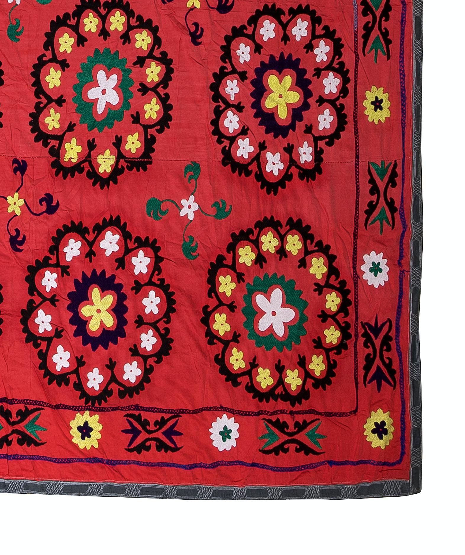 7.9x7.9 Ft Vintage Silk Embroidery Bed Cover, Uzbek Tablecloth, Red Wall Hanging In Good Condition For Sale In Philadelphia, PA