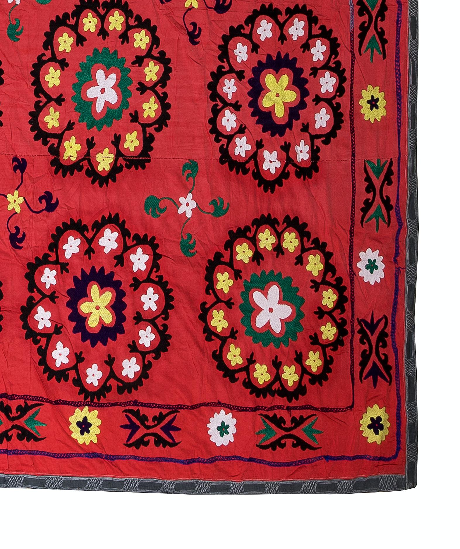 7.9x7.9 Ft Vintage Silk Embroidery Bed Cover, Uzbek Tablecloth, Red Wall Hanging In Good Condition For Sale In Spring Valley, NY