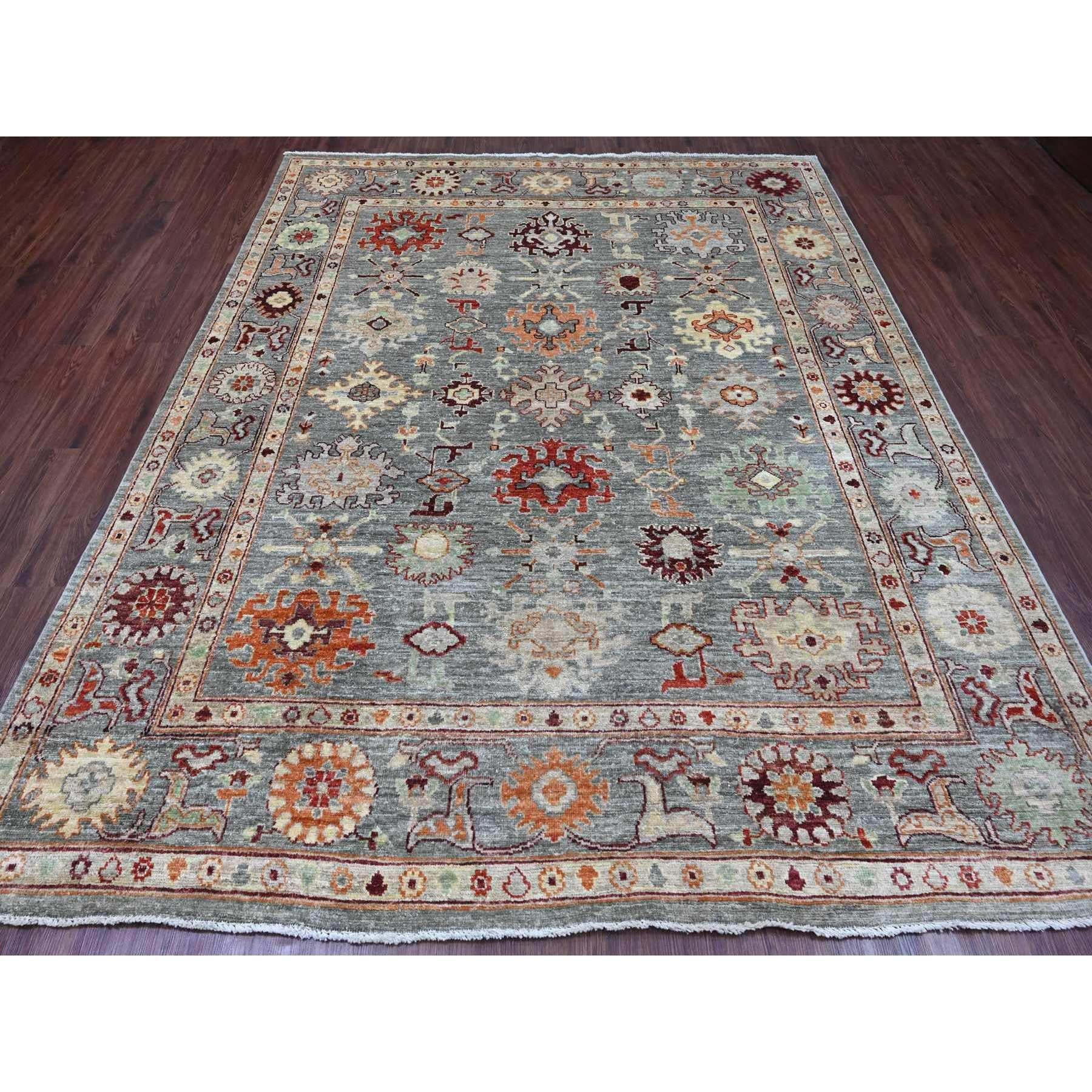Spanish Gray, Afghan Angora Oushak mit buntem geometrischem Blattmuster, handgeknüpft, Veggie Dyes, 100% Wolle, Orientteppich
Primäre MATERIALIEN: Wolle
Latex: Kein Flor 
Höhe: 0,25 Zoll
Stil: Transitional
Grundfarbe: Grau
Sekundäre Farben: Rot,