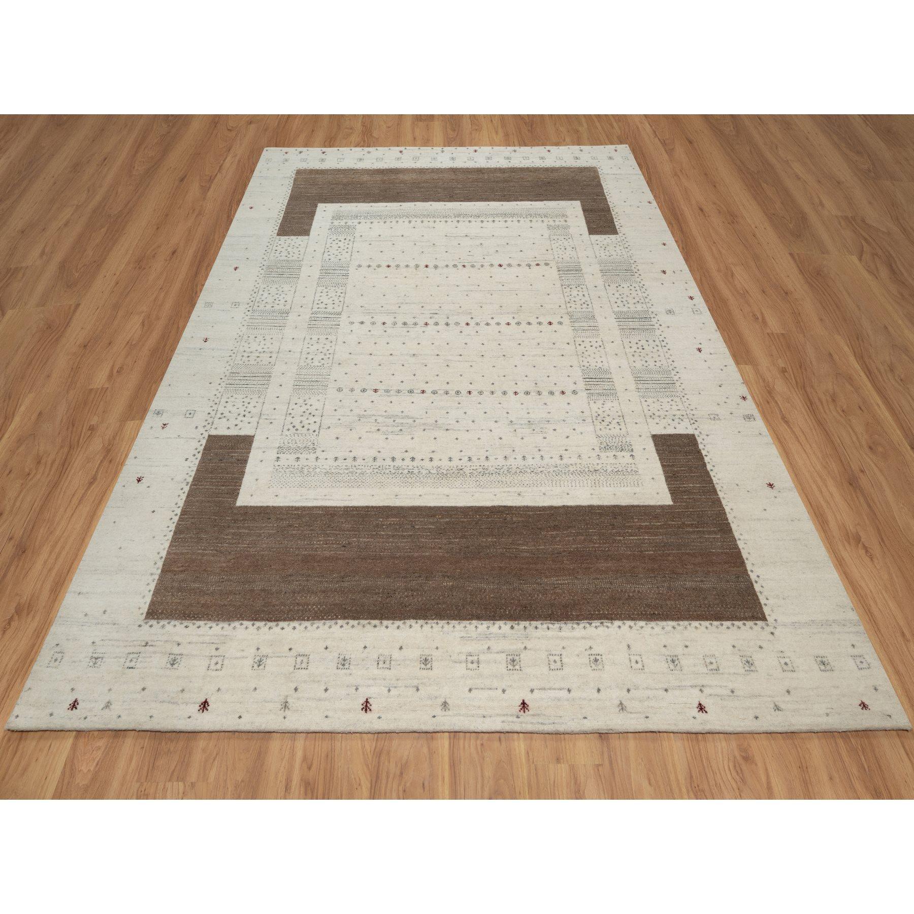 Chiffon Weiß mit Braun, Reine Wolle, Lori Buft Gabbeh mit kleinen Tierfiguren, Modernes Striae Design, Dick und Plüsch, Weicher Flor, Handgeknüpft, Orientteppich
Primäre MATERIALIEN: Wolle 
Latex: Kein Flor 
Höhe: 0,25 Zoll
Stil: AM