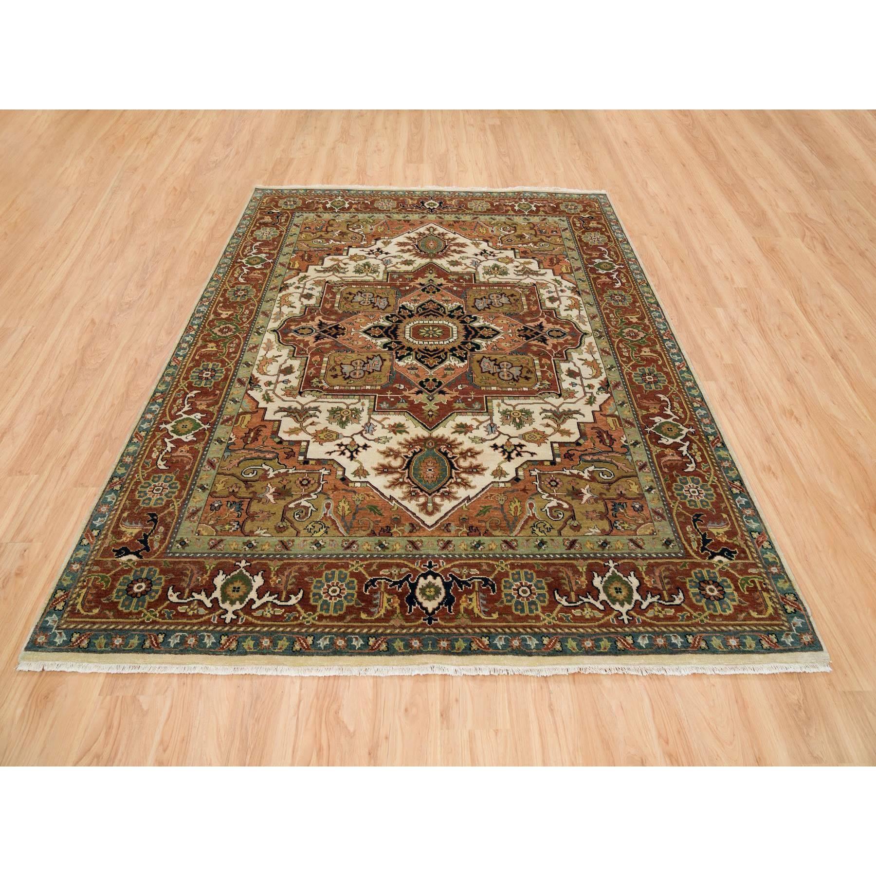 Elfenbein und Rost, Heriz mit klassischem geometrischem Medaillon-Design, dick und plüschig, reine Wolle, handgeknüpft, Orientteppich
Primäre MATERIALIEN: Wolle
Latex: Kein Flor 
Höhe: 0,25 Zoll
Stil: Traditionell
Grundfarbe: Elfenbein
Sekundäre