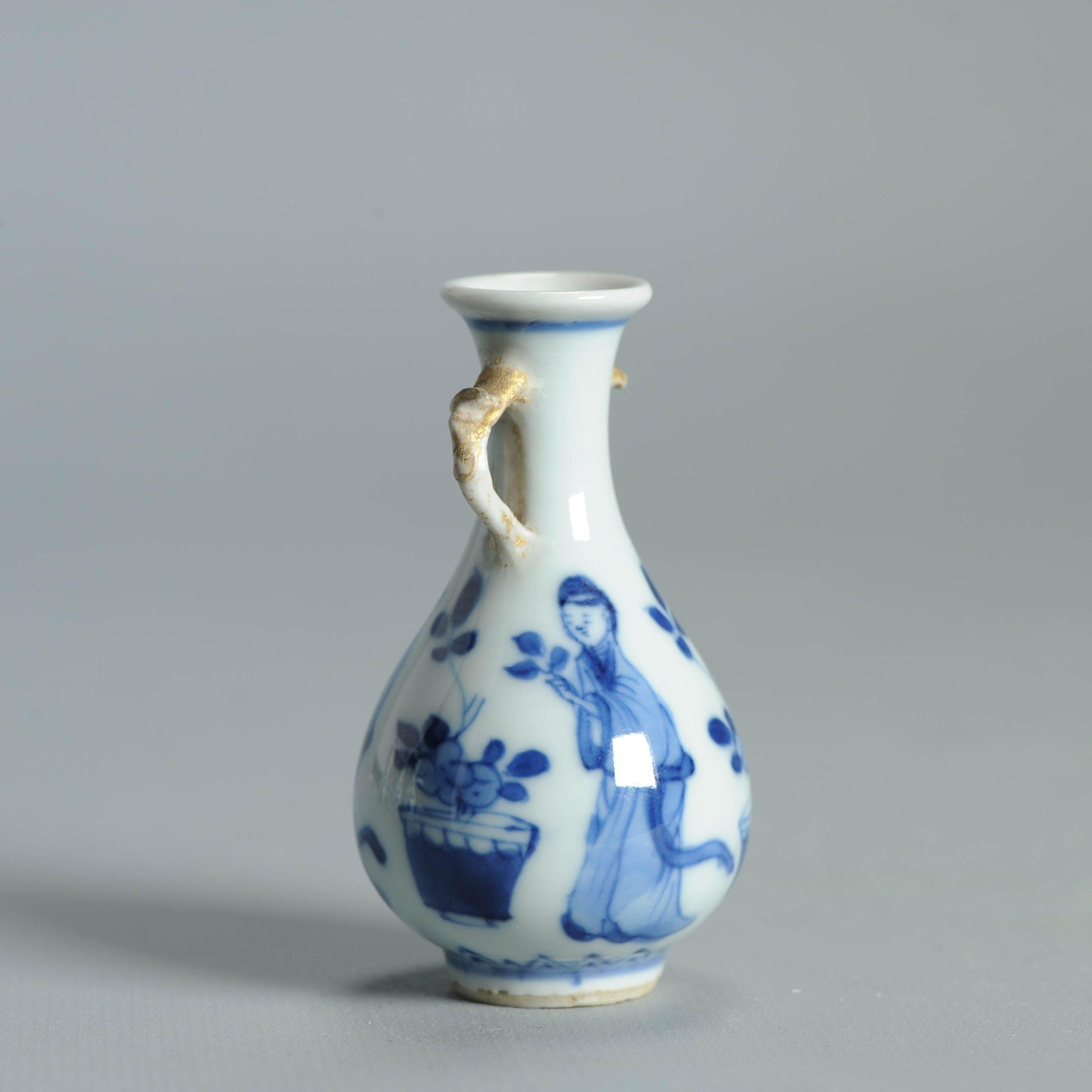 7CM Vase ancien en porcelaine chinoise Ca 1700 Période Kangxi Poignée éléphant en vente 6