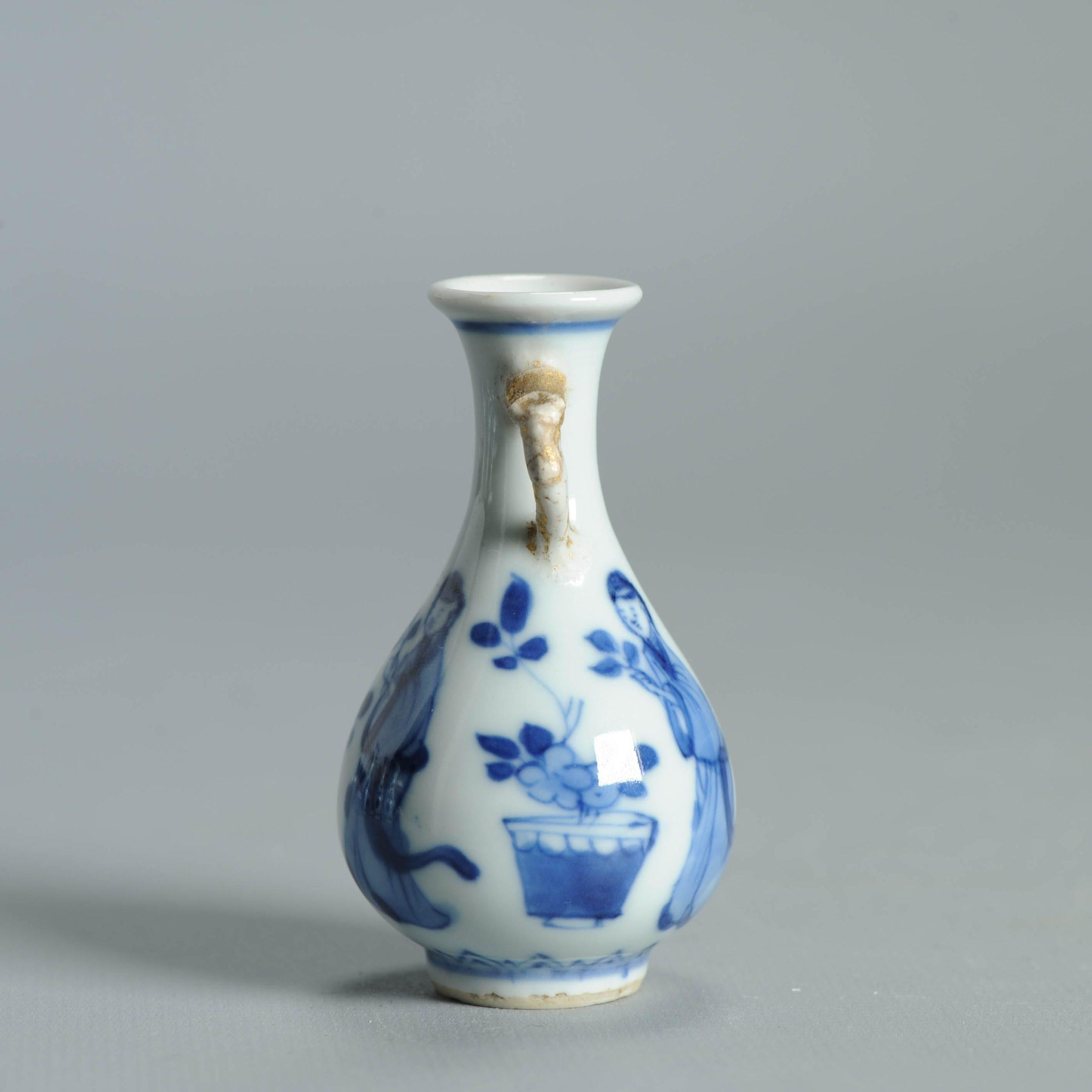 7CM Vase ancien en porcelaine chinoise Ca 1700 Période Kangxi Poignée éléphant en vente 7