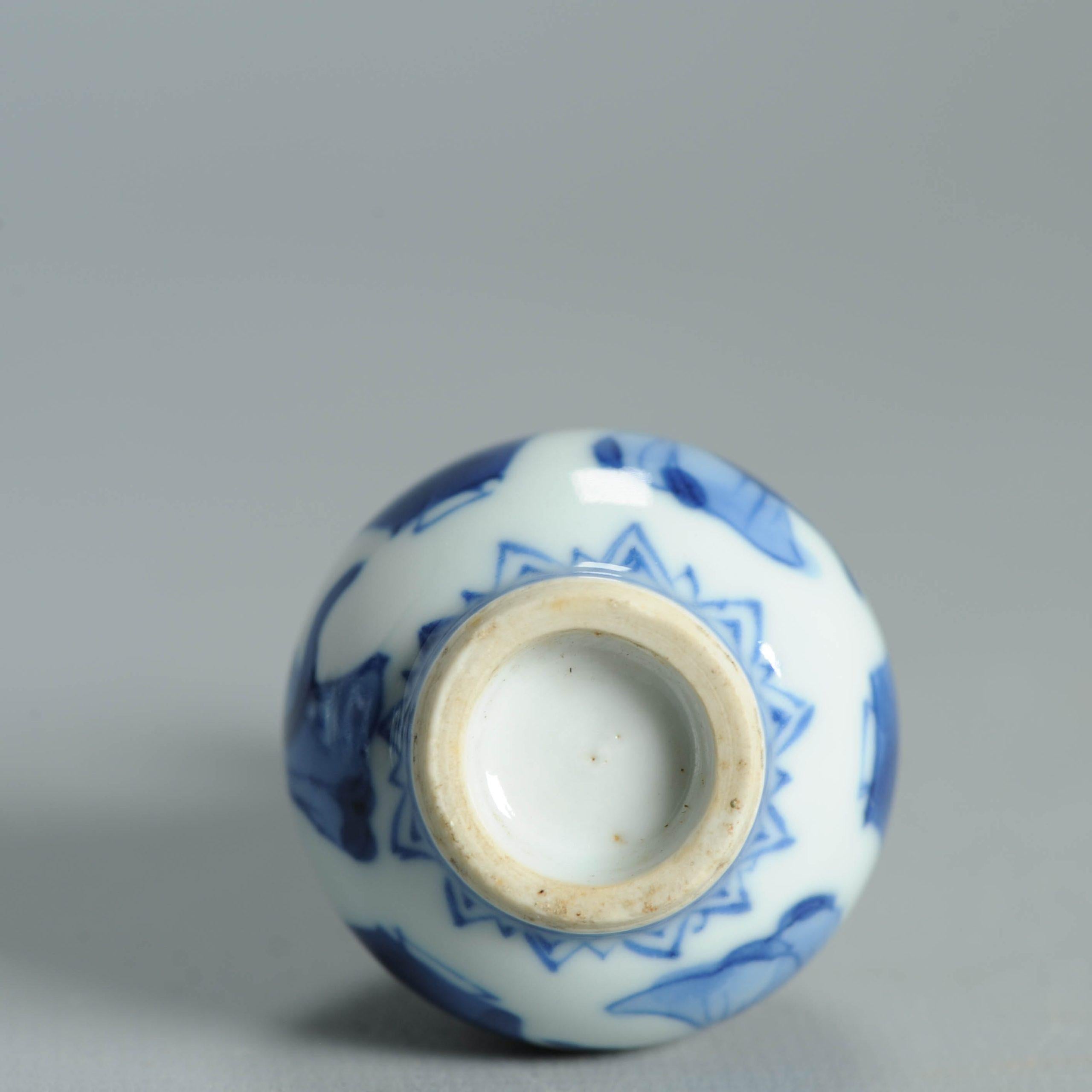 Description
Nous partageons avec vous ce joli vase en porcelaine chinoise de la période Kangxi.

Les photos montrent un vase élancé de forme balustre, dont le corps s'élargit légèrement et dont le long col s'évase en forme de cloche au sommet. Deux