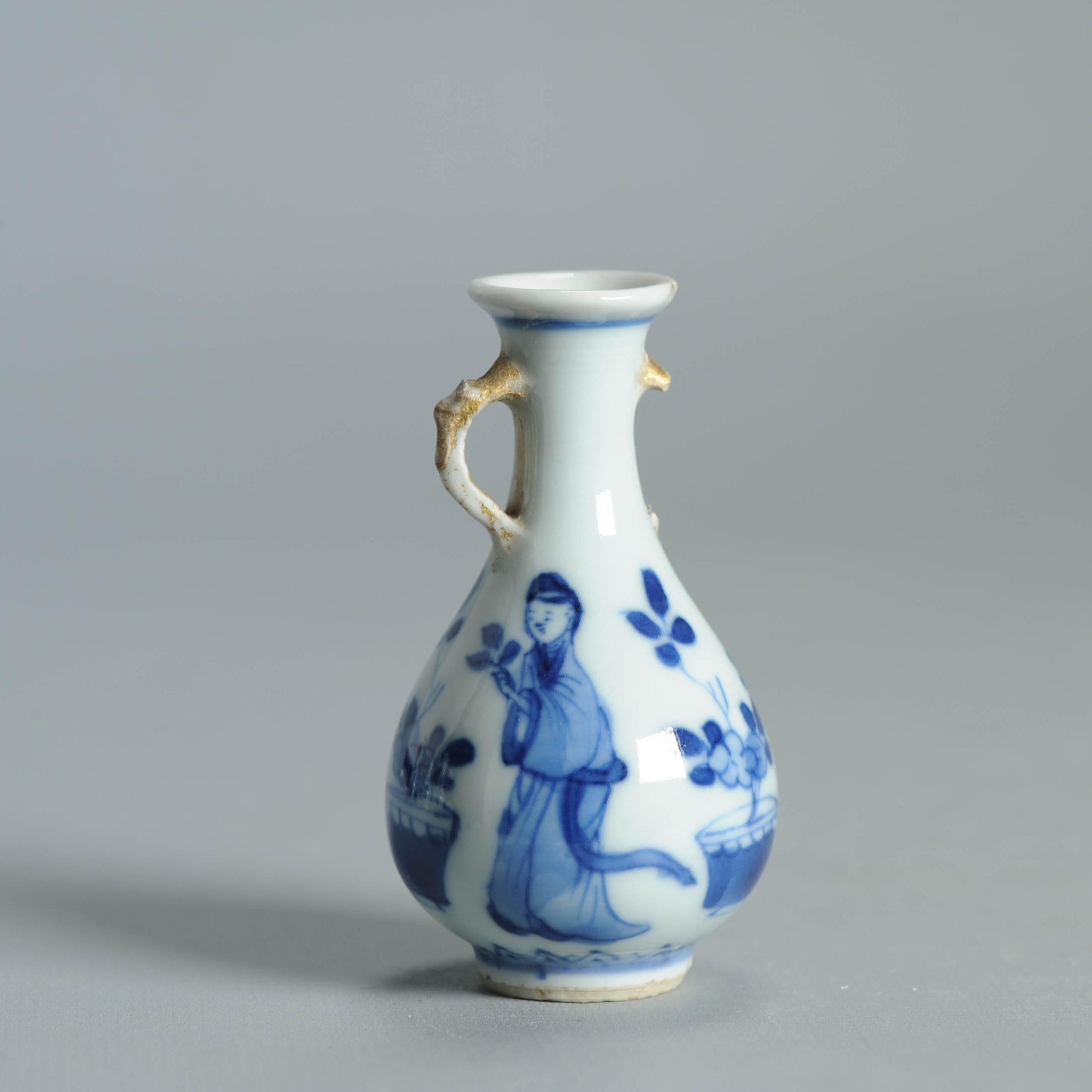 Qing 7CM Vase ancien en porcelaine chinoise Ca 1700 Période Kangxi Poignée éléphant en vente