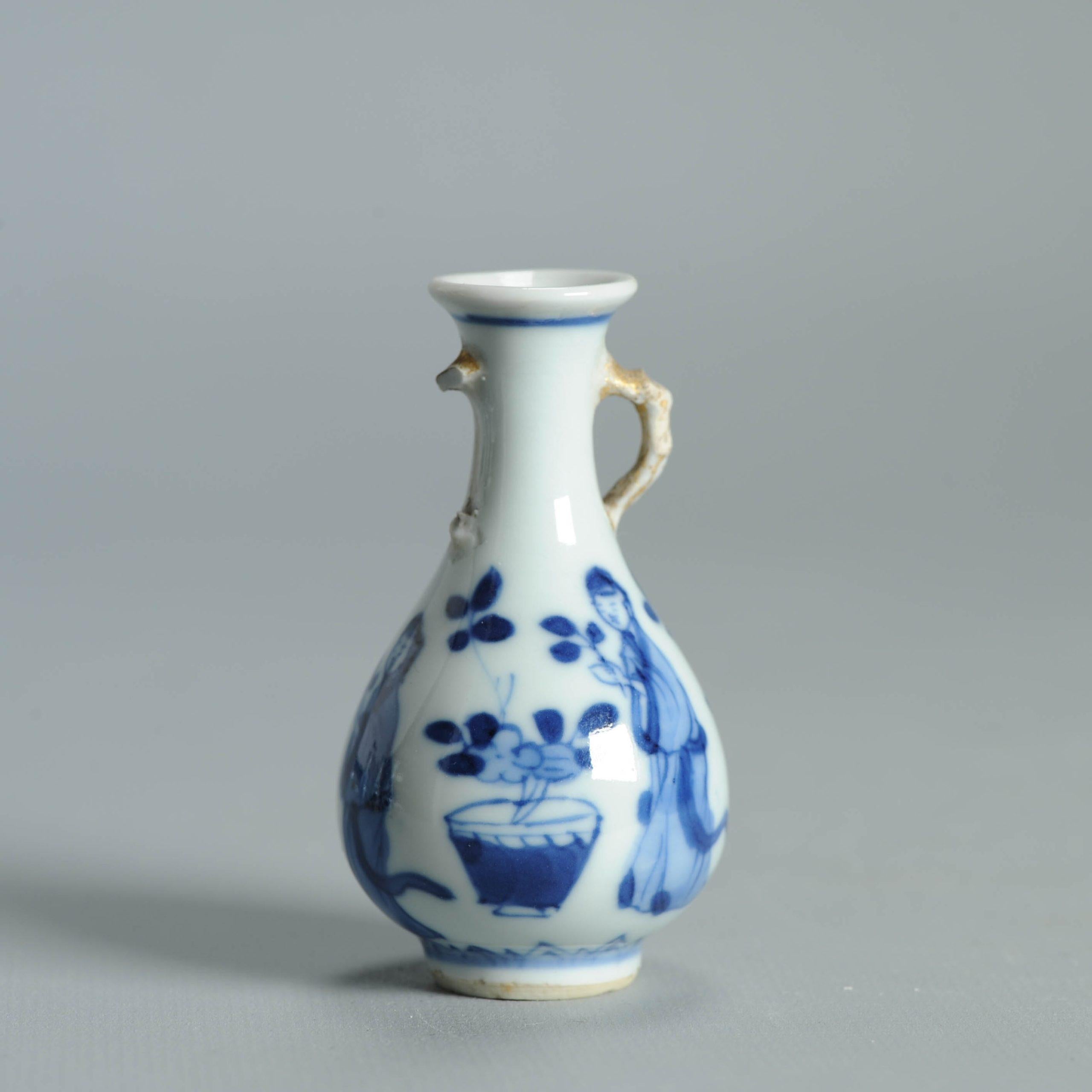 Chinois 7CM Vase ancien en porcelaine chinoise Ca 1700 Période Kangxi Poignée éléphant en vente