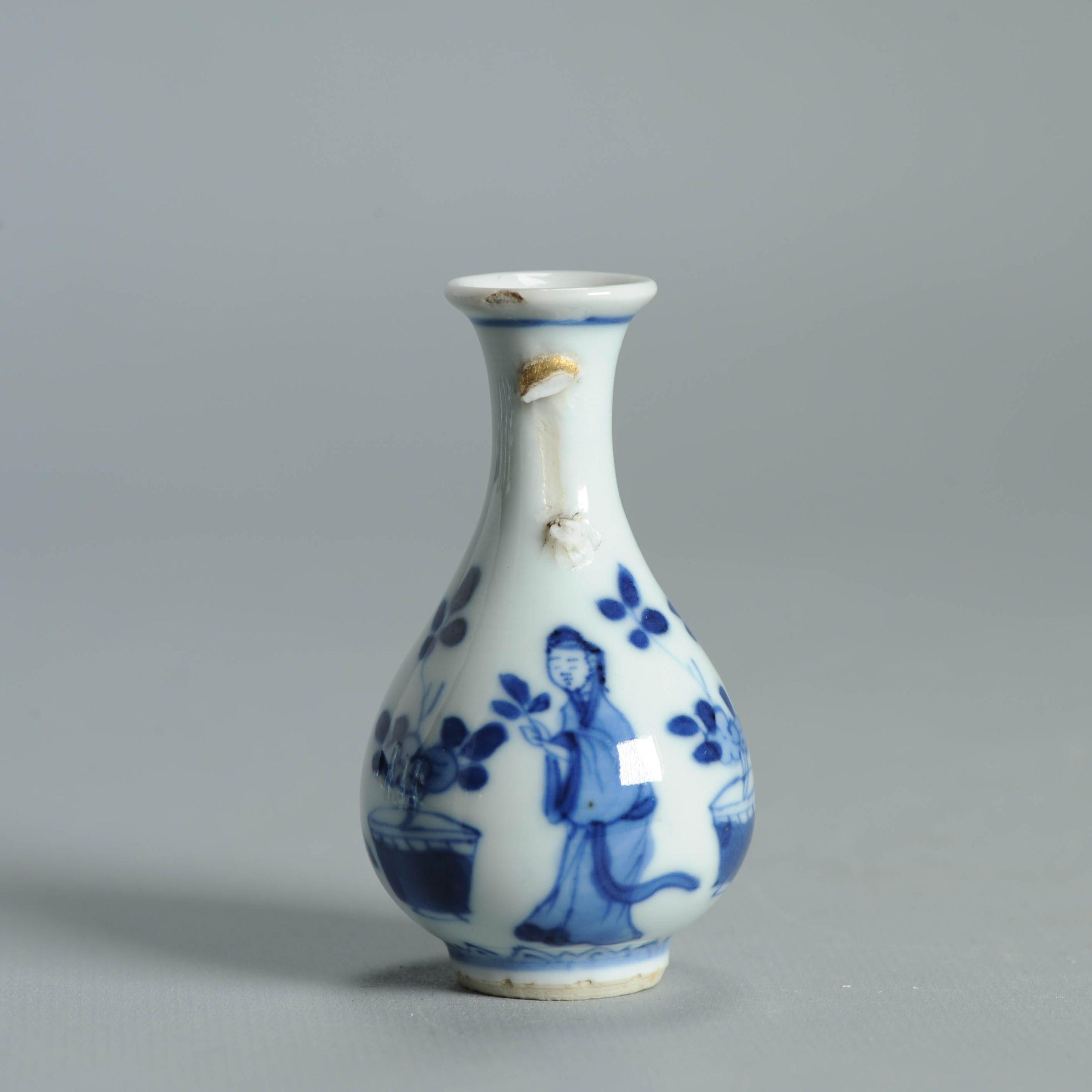 7CM Vase ancien en porcelaine chinoise Ca 1700 Période Kangxi Poignée éléphant État moyen - En vente à Amsterdam, Noord Holland