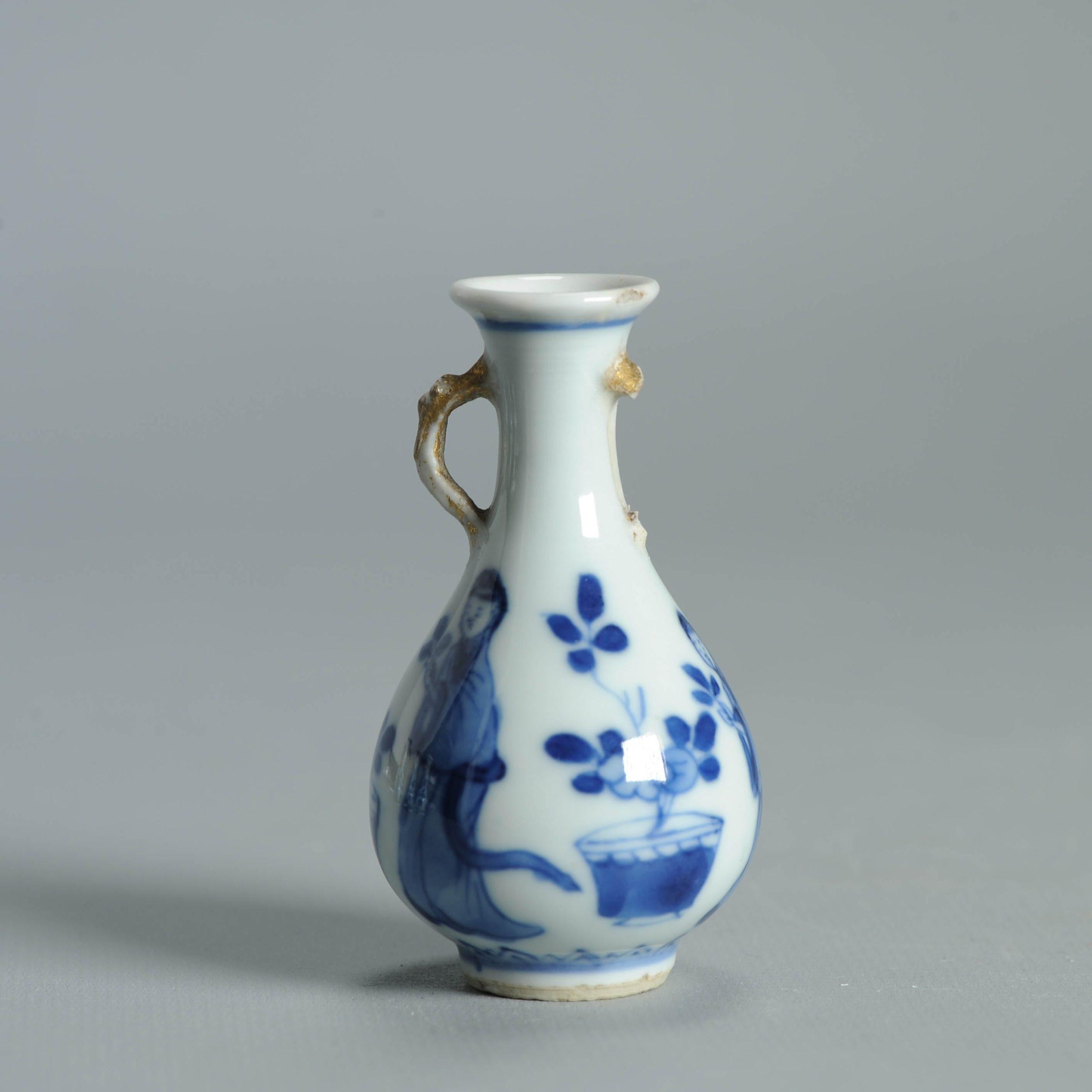 Porcelaine 7CM Vase ancien en porcelaine chinoise Ca 1700 Période Kangxi Poignée éléphant en vente