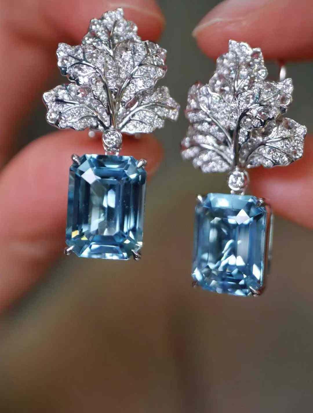 Boucles d'oreilles pendantes en or blanc 18 carats aigue-marine 7 carats et diamant blanc 1 carat en vente 4