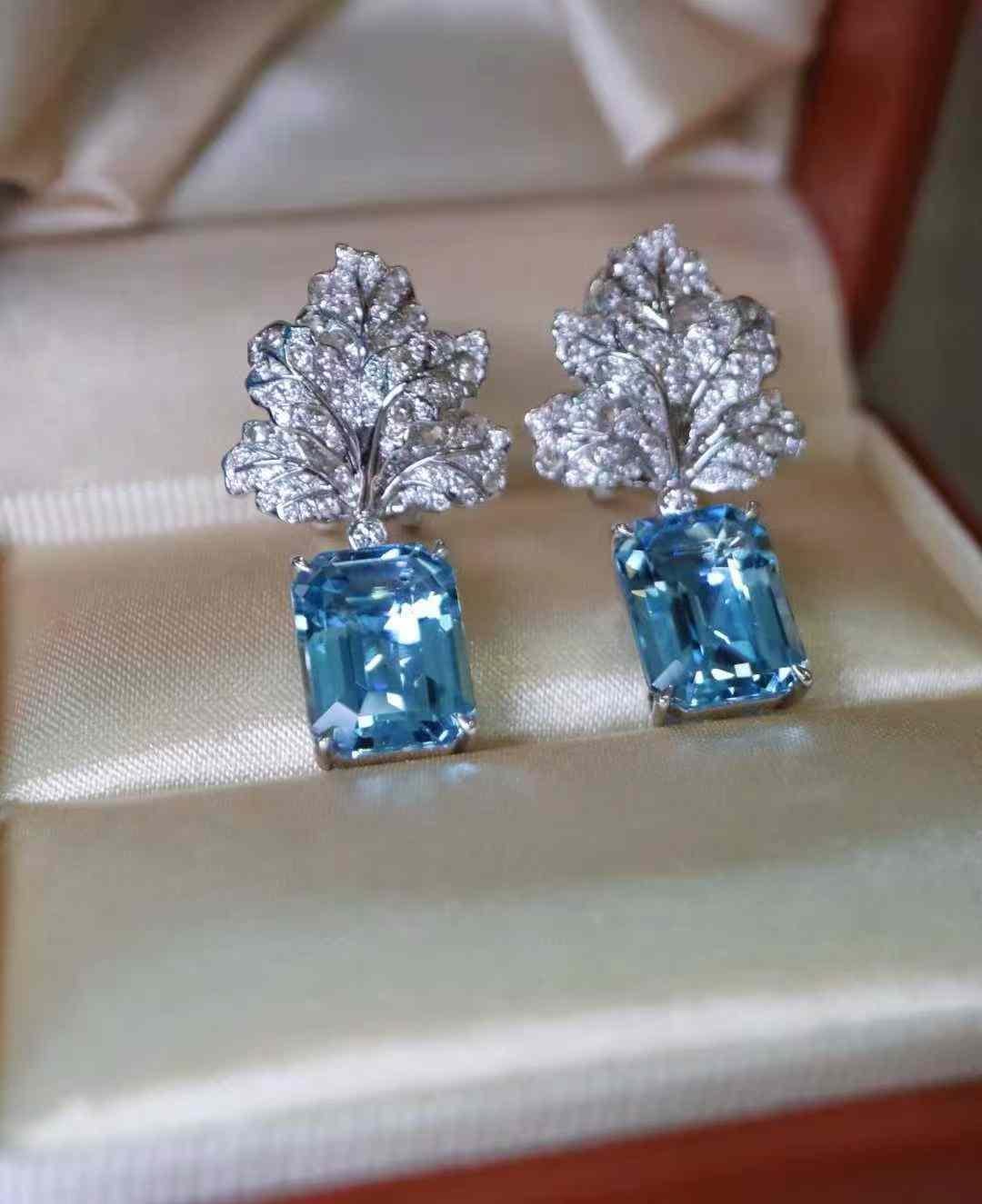 Boucles d'oreilles pendantes en or blanc 18 carats aigue-marine 7 carats et diamant blanc 1 carat en vente 5