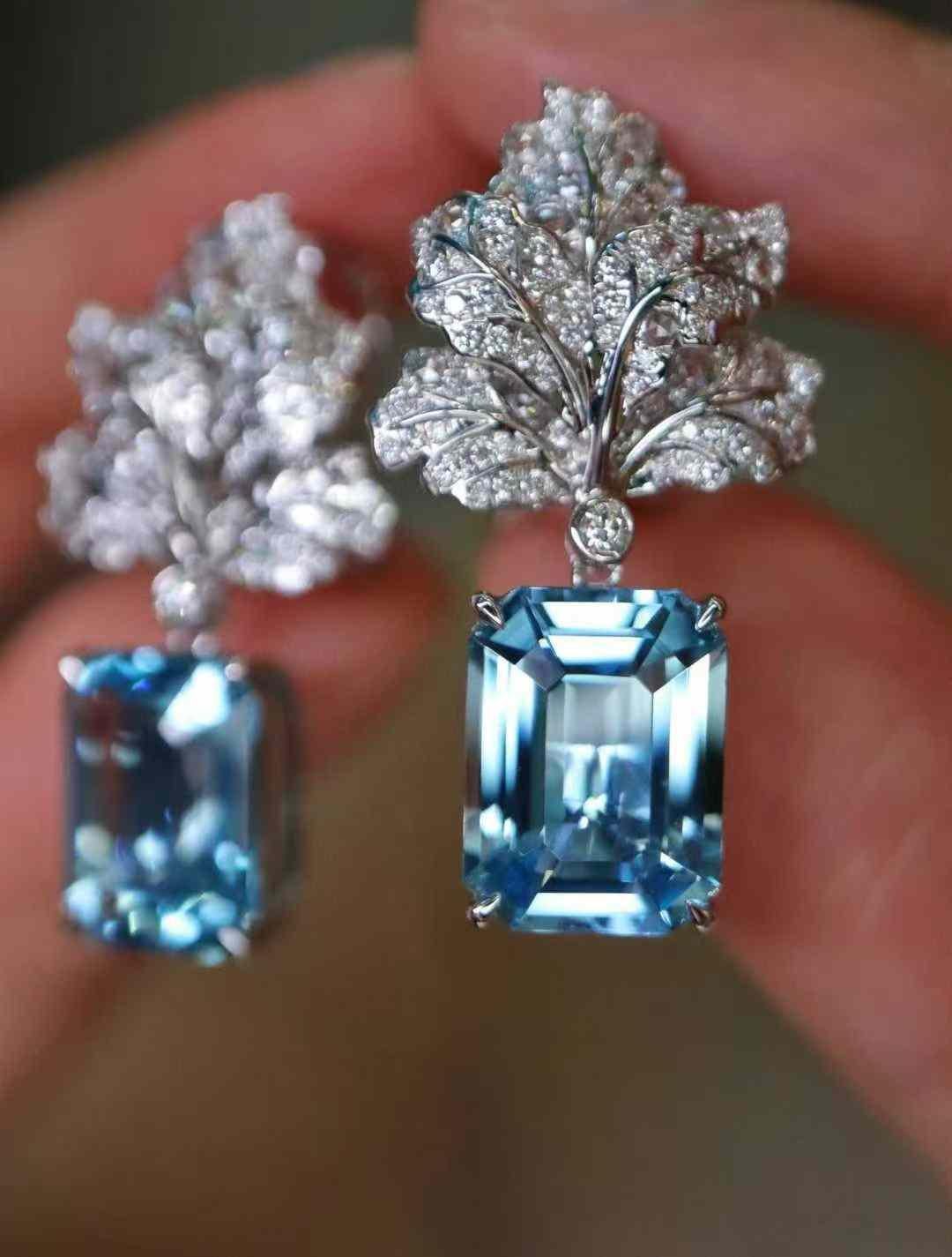 Taille mixte Boucles d'oreilles pendantes en or blanc 18 carats aigue-marine 7 carats et diamant blanc 1 carat en vente