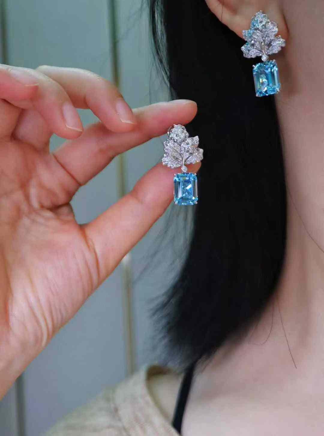 Boucles d'oreilles pendantes en or blanc 18 carats aigue-marine 7 carats et diamant blanc 1 carat en vente 1