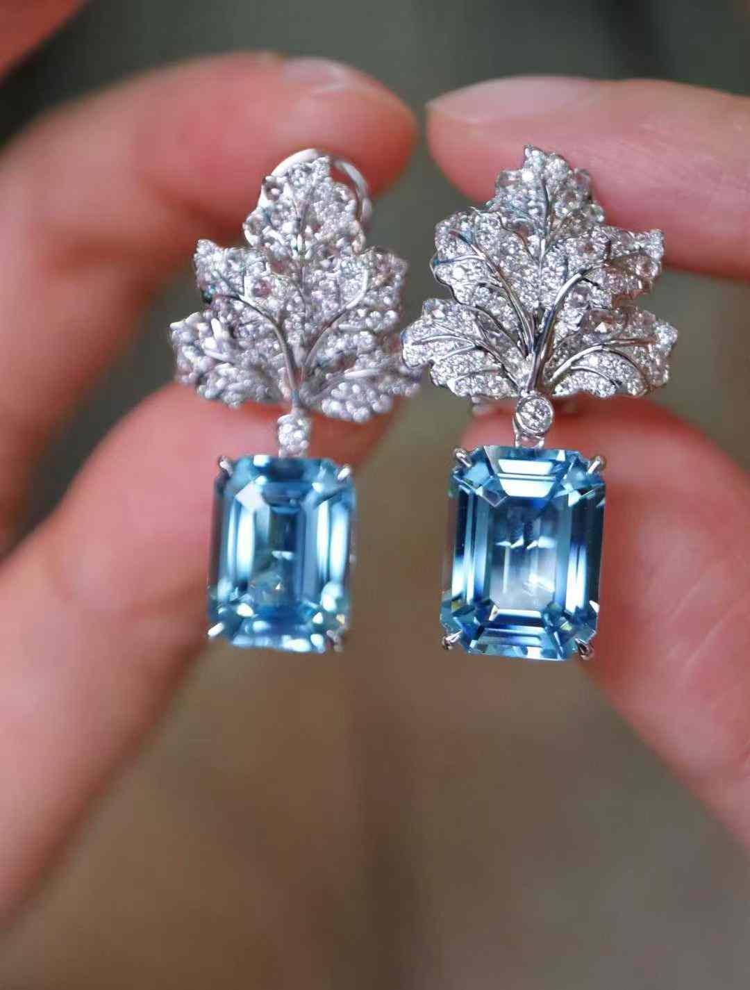 Boucles d'oreilles pendantes en or blanc 18 carats aigue-marine 7 carats et diamant blanc 1 carat en vente 2