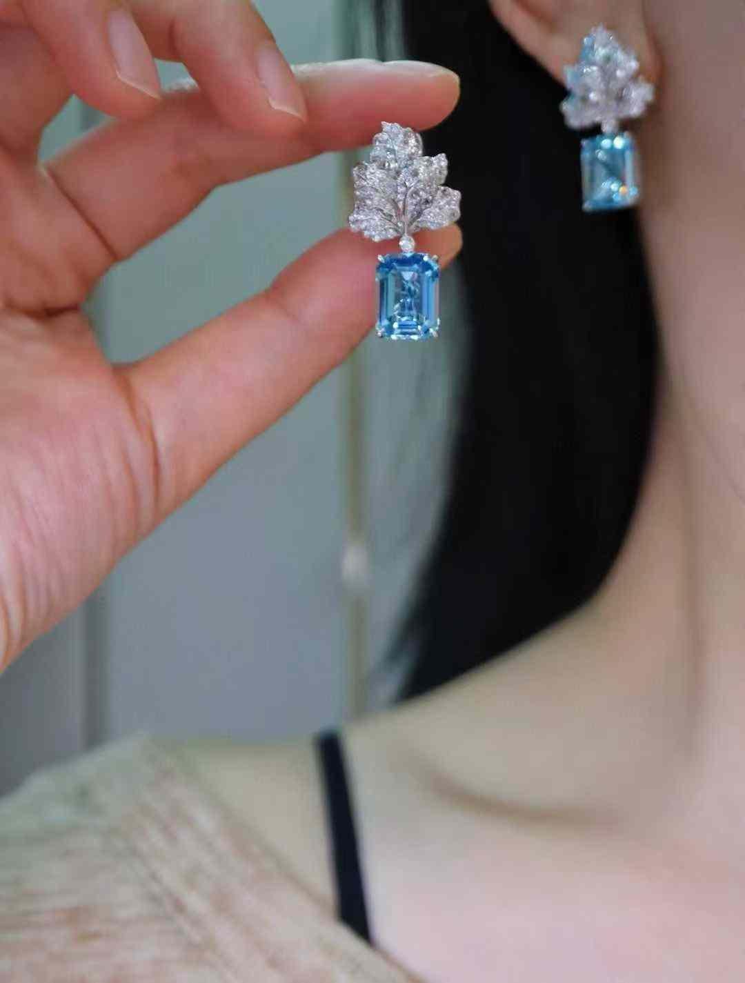 Boucles d'oreilles pendantes en or blanc 18 carats aigue-marine 7 carats et diamant blanc 1 carat en vente 3