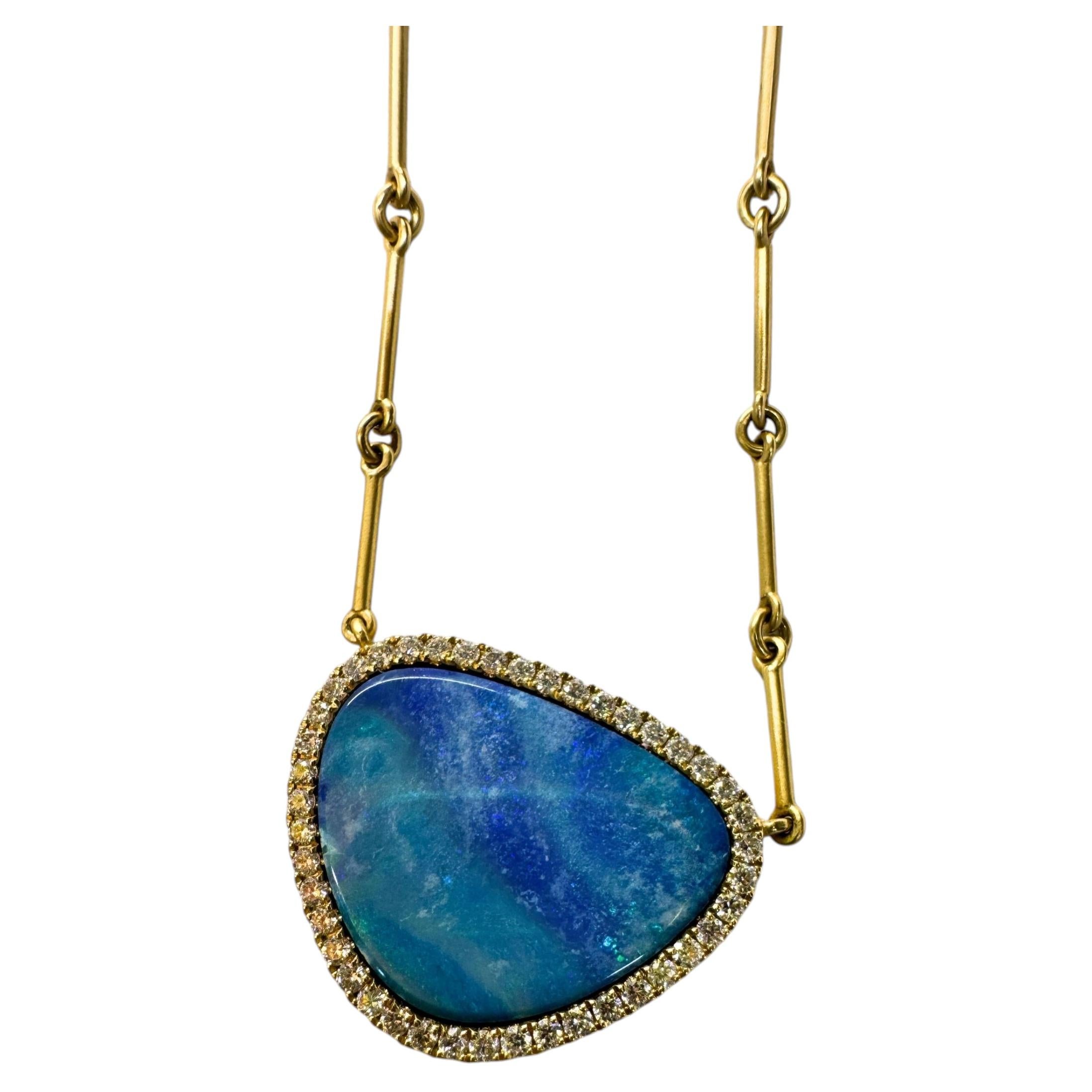 Collier en or 18k avec opale de Boulder de 7ct et diamants de .5ct en vente