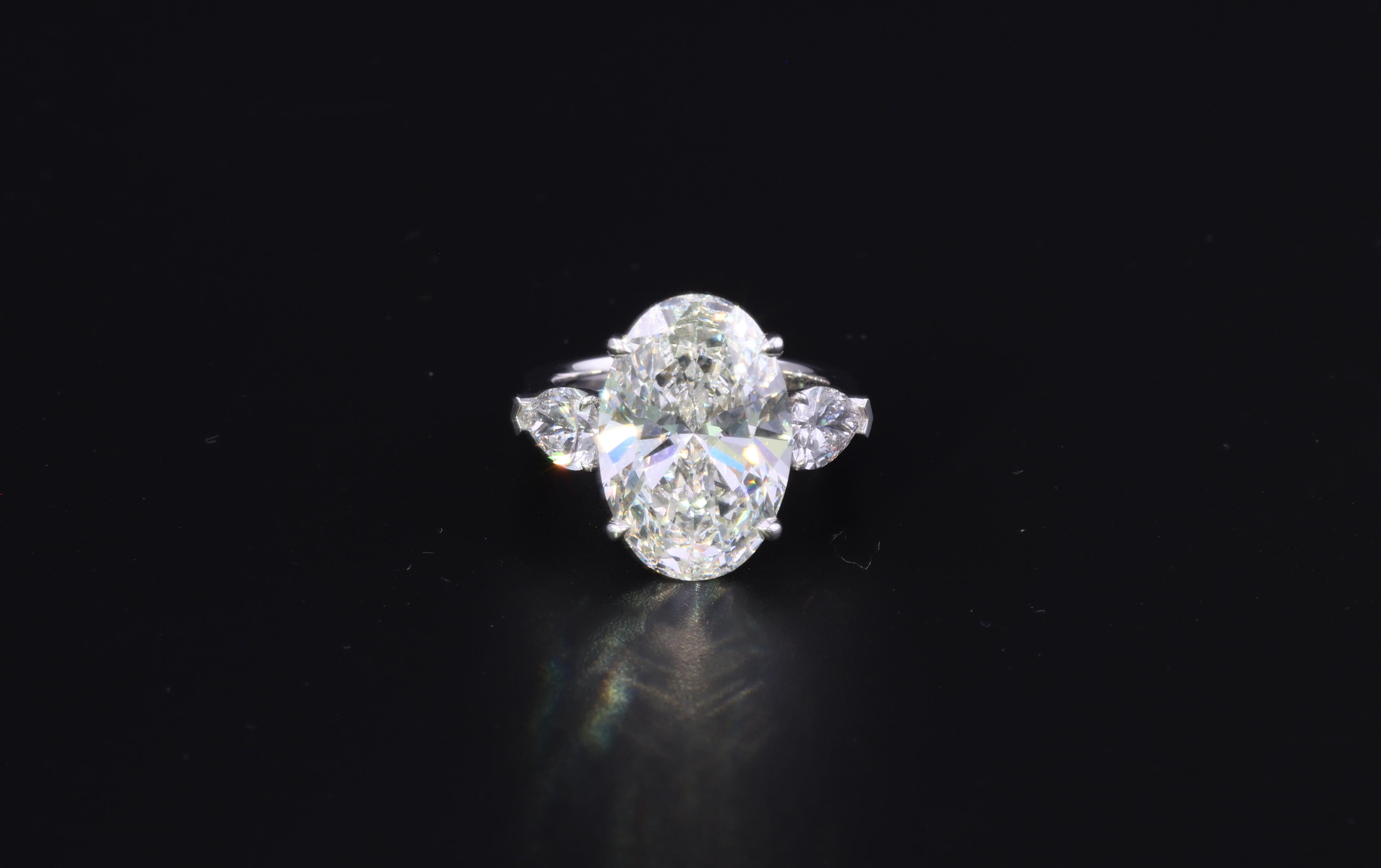 Cette magnifique bague en diamant de 7,02 carats cultivé en laboratoire présente trois diamants éblouissants dans une élégante monture en or blanc 18 carats. Chaque diamant est de couleur F (incolore) et de pureté VS1 (presque sans défaut), certifié