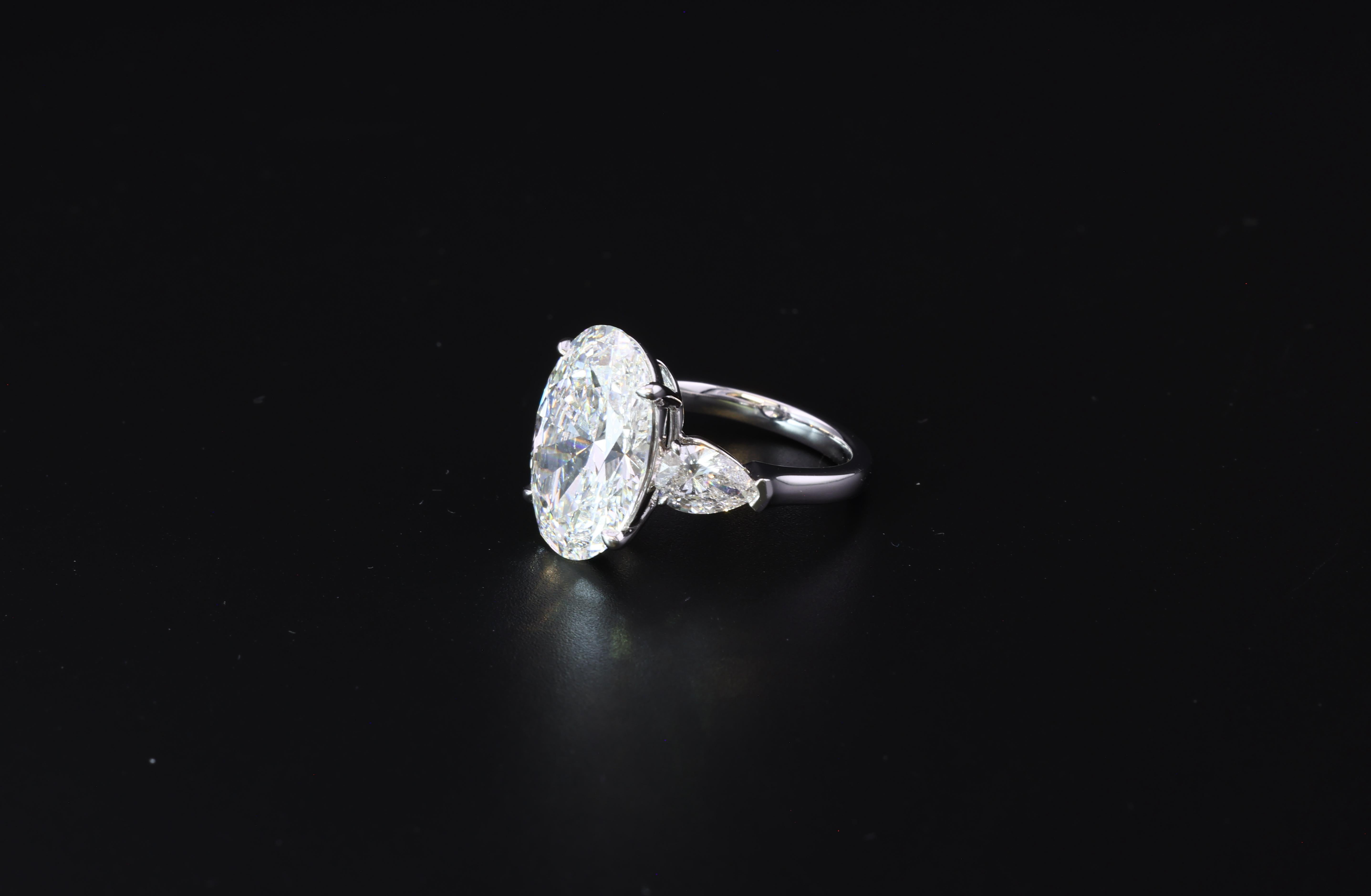 Moderne A Stone 7ct Diamond (Lab-grown), F color VS1, Three-stone Setting, IGI Certified en vente