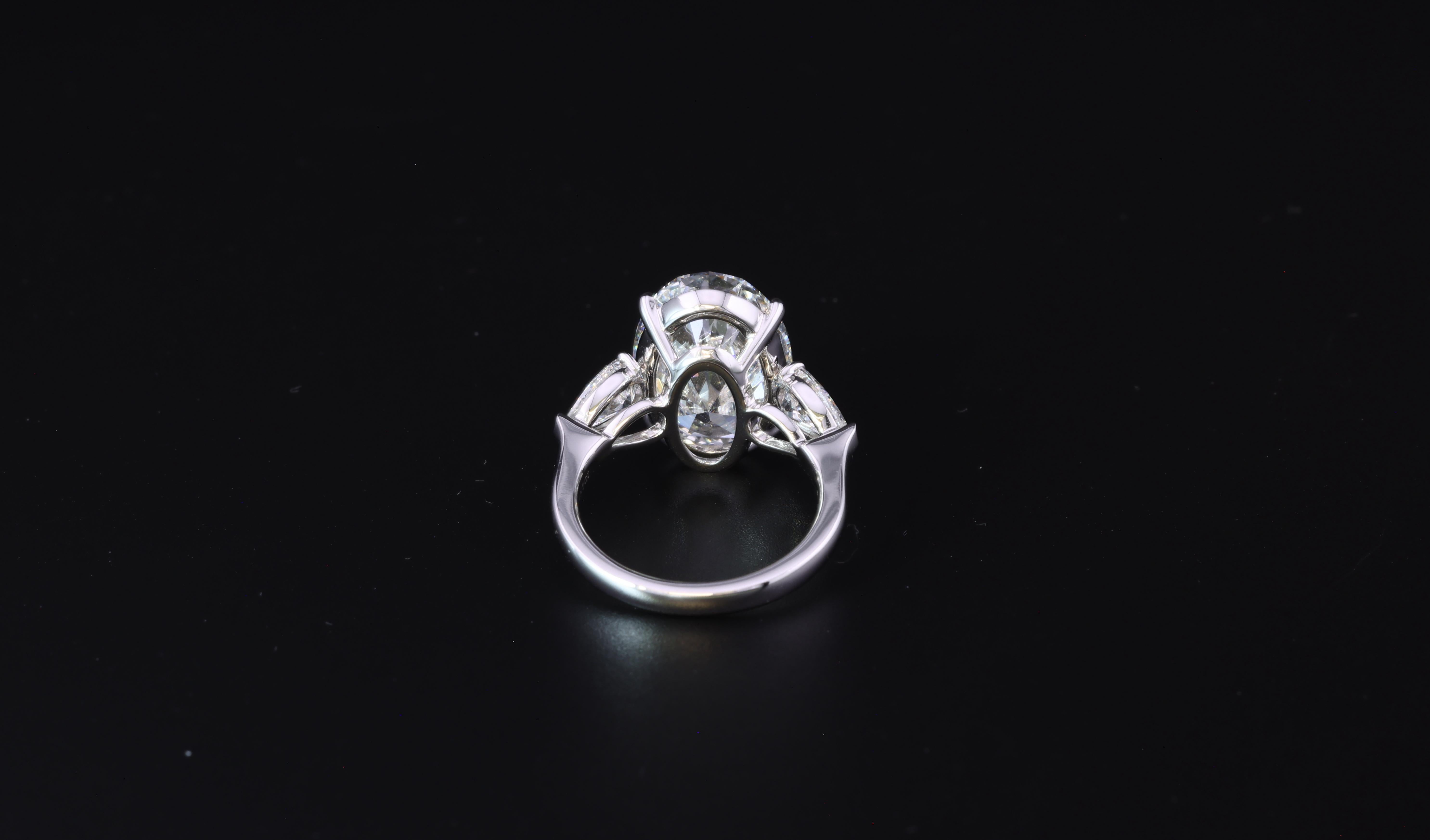 Taille ovale A Stone 7ct Diamond (Lab-grown), F color VS1, Three-stone Setting, IGI Certified en vente
