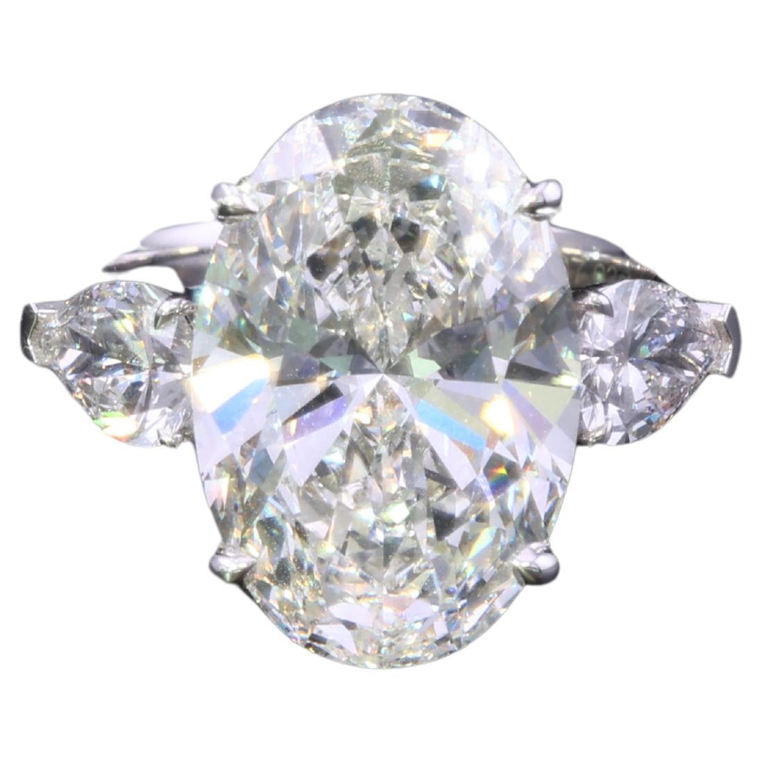 A Stone 7ct Diamond (Lab-grown), F color VS1, Three-stone Setting, IGI Certified en vente