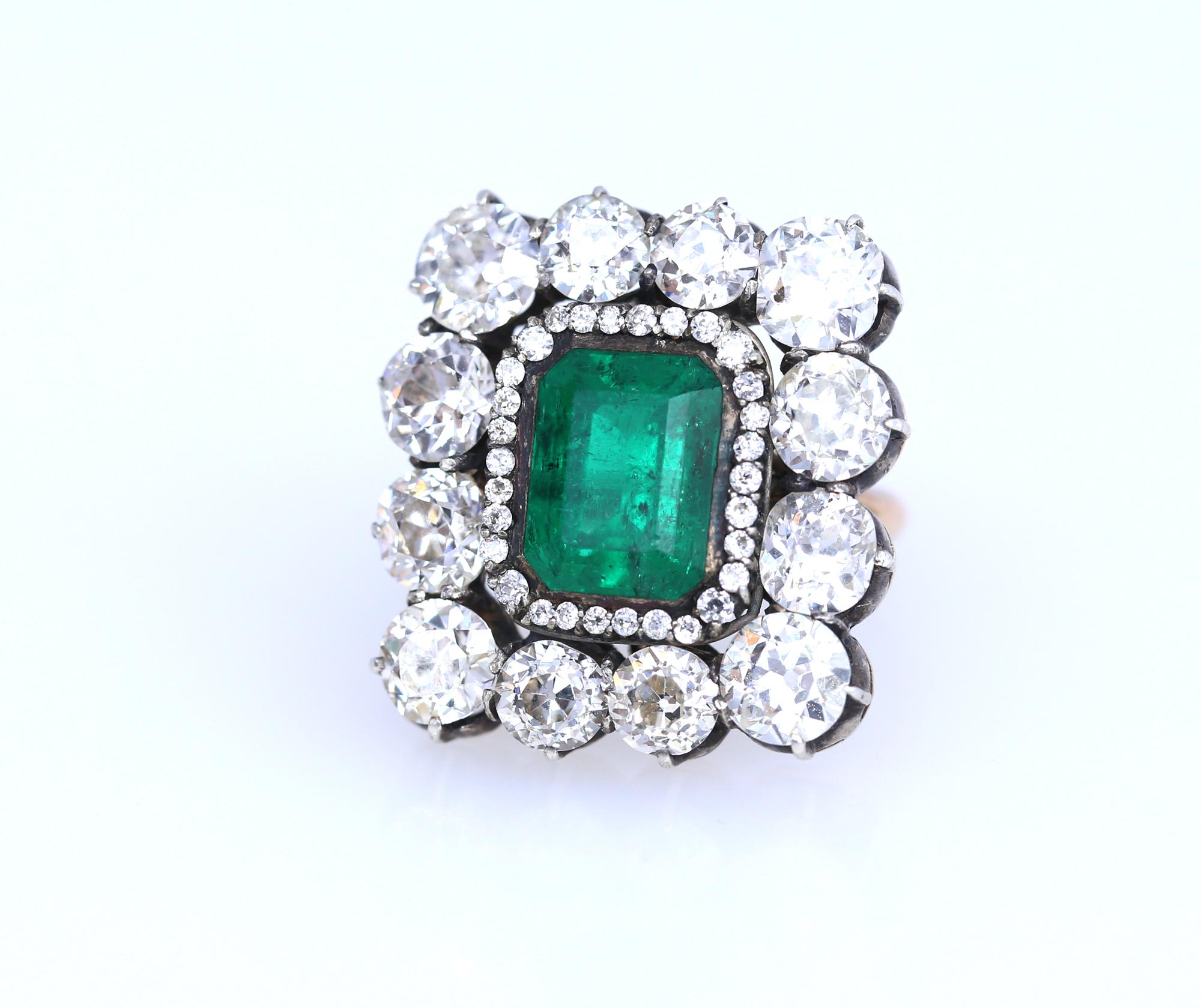 7Ct von zehn Diamanten mit Rundschliff  rund um den Haupt-Smaragd mit einem Gewicht von ca. 7 ct. Die tiefgrüne Farbe hat eine fast magische Wirkung auf den Betrachter. Einfach ein atemberaubender Ring.
Das ist wichtig. Ein Objekt mit hohem