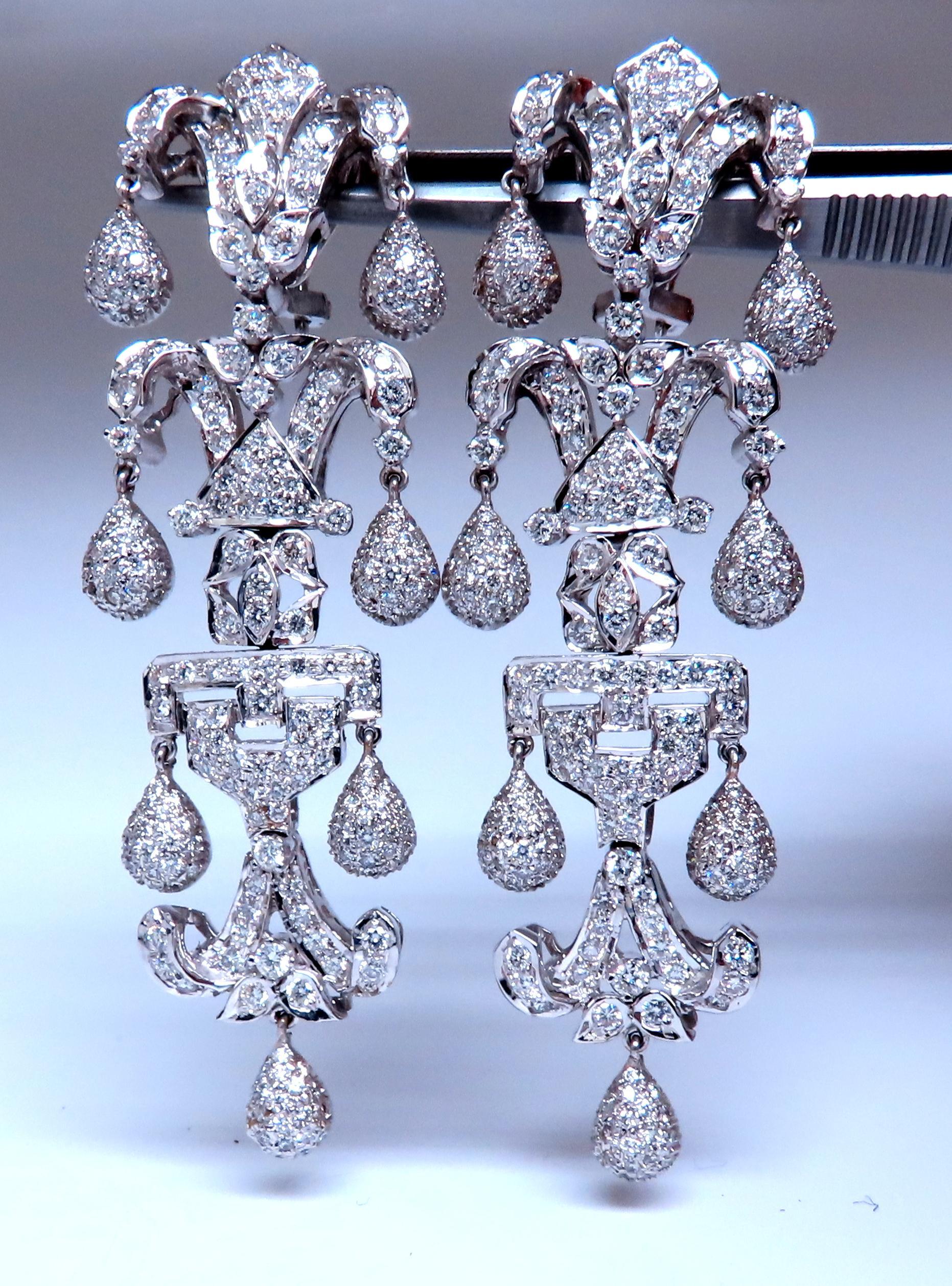 Decoración intrincada colgante
7ct diamantes redondos naturales 
g-color vs-2 claridad
pavimentar excelente 
Oro blanco de 18 quilates 40,9 gramos 
2,75 pulgadas de largo 20 mm de ancho 
20.000,00 € de tasación para acompañar